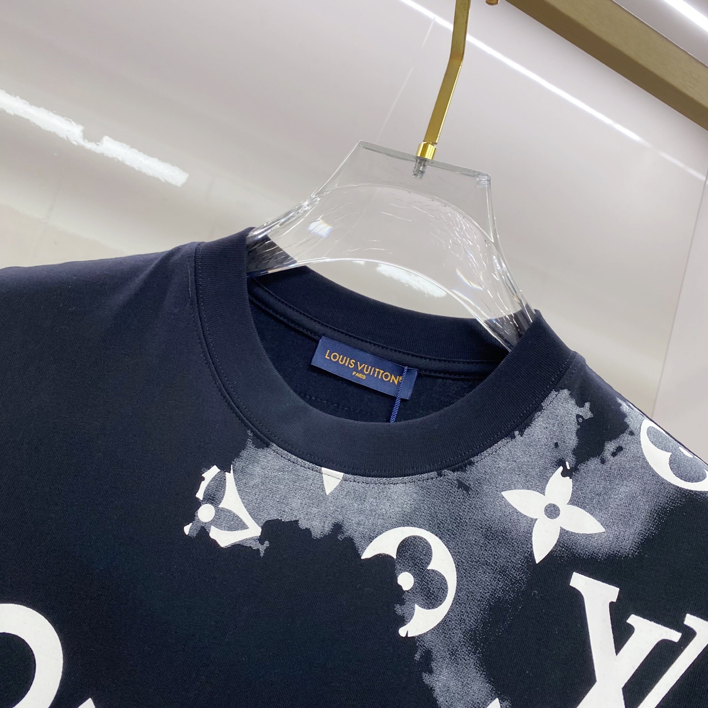 LV 2026ss 春夏新款首发专柜最新款短袖圆领T恤 高端订制 设计前卫时尚！品牌logo重工艺设计 