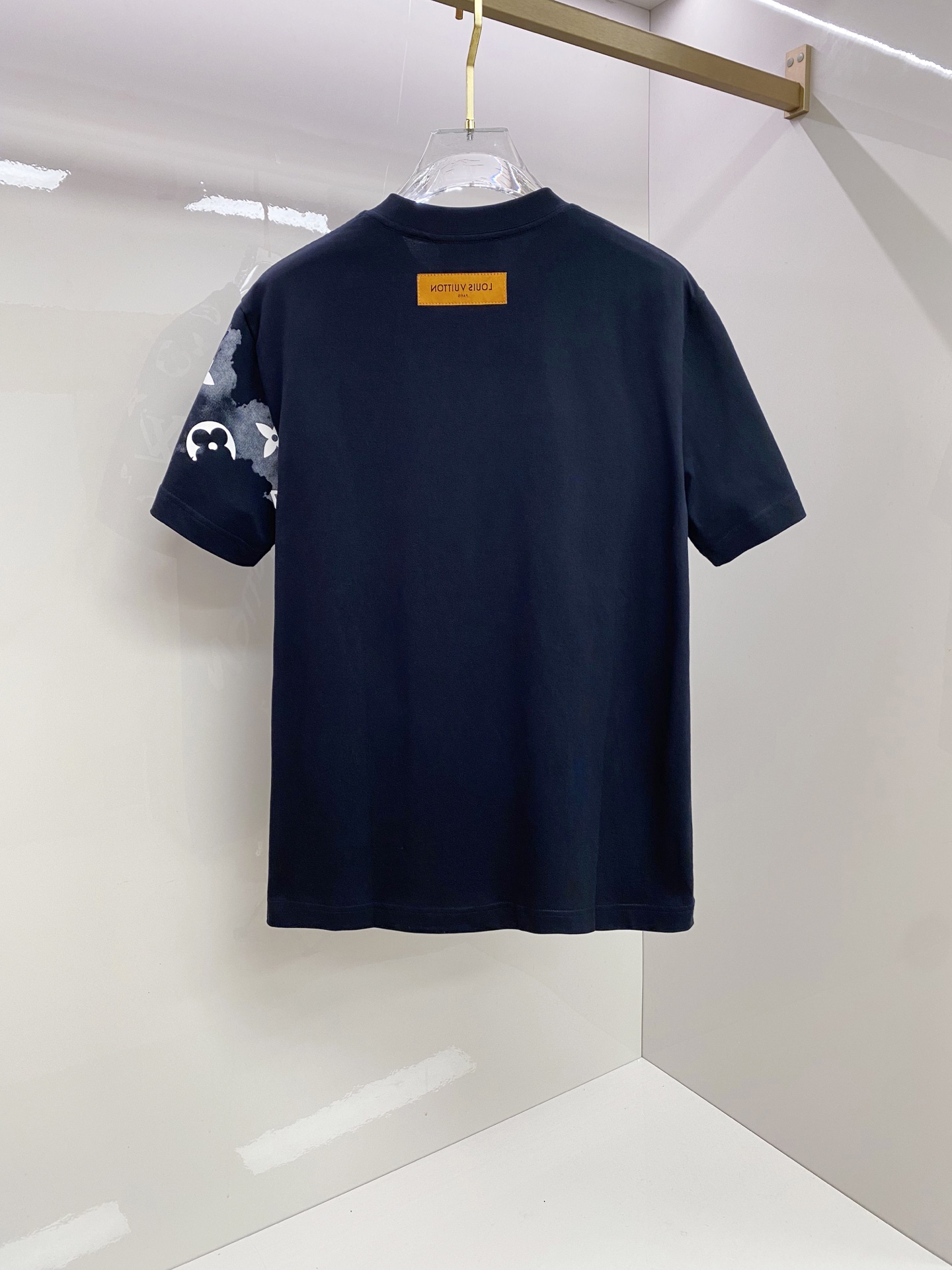 LV 2026ss 春夏新款首发专柜最新款短袖圆领T恤 高端订制 设计前卫时尚！品牌logo重工艺设计 