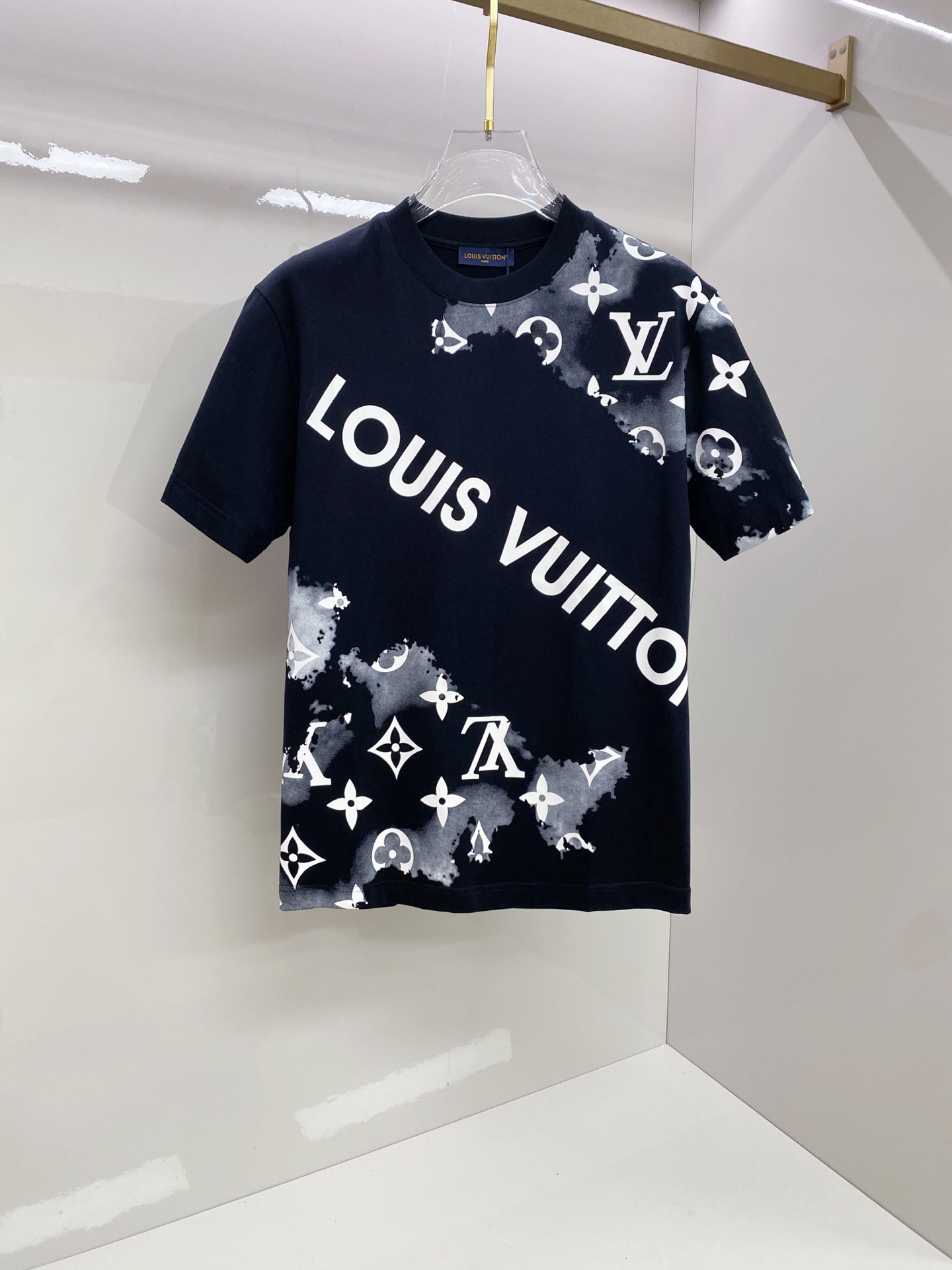LV 2026ss 春夏新款首发专柜最新款短袖圆领T恤 高端订制 设计前卫时尚！品牌logo重工艺设计 