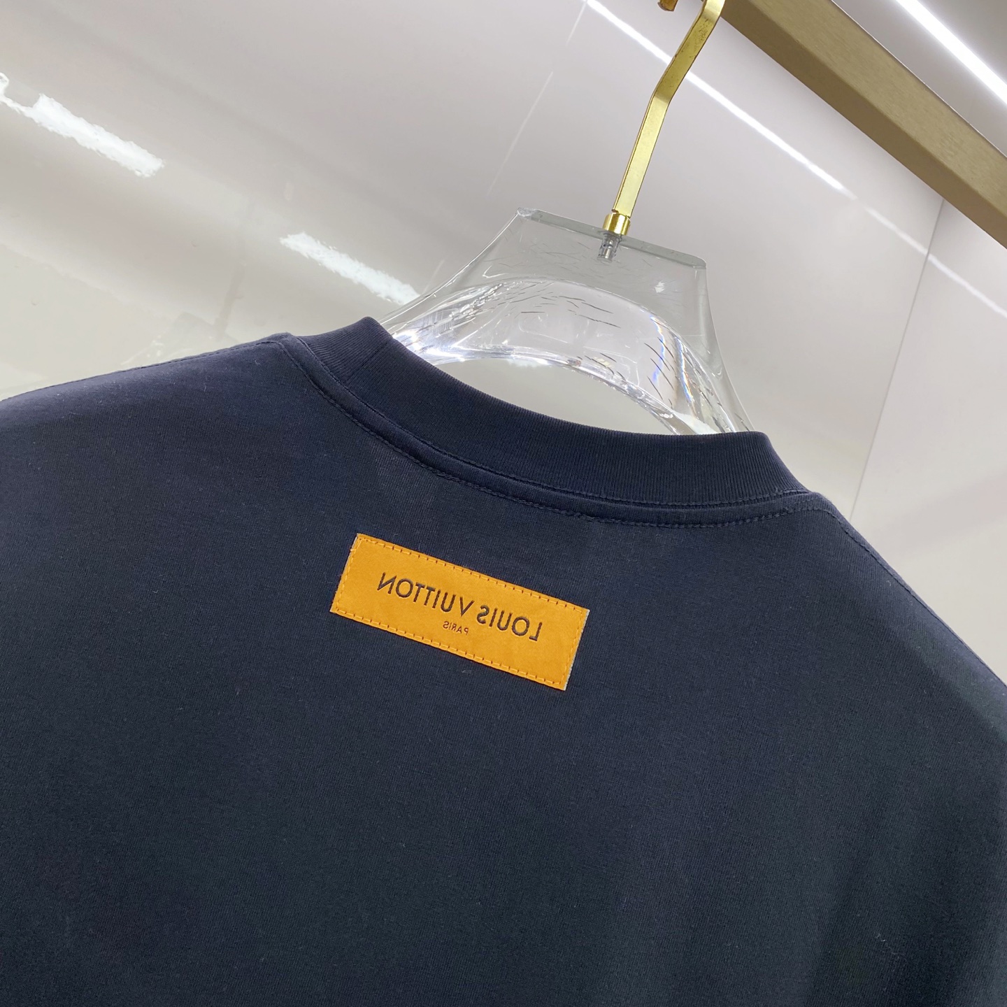 LV 2026ss 春夏新款首发专柜最新款短袖圆领T恤 高端订制 设计前卫时尚！品牌logo重工艺设计 