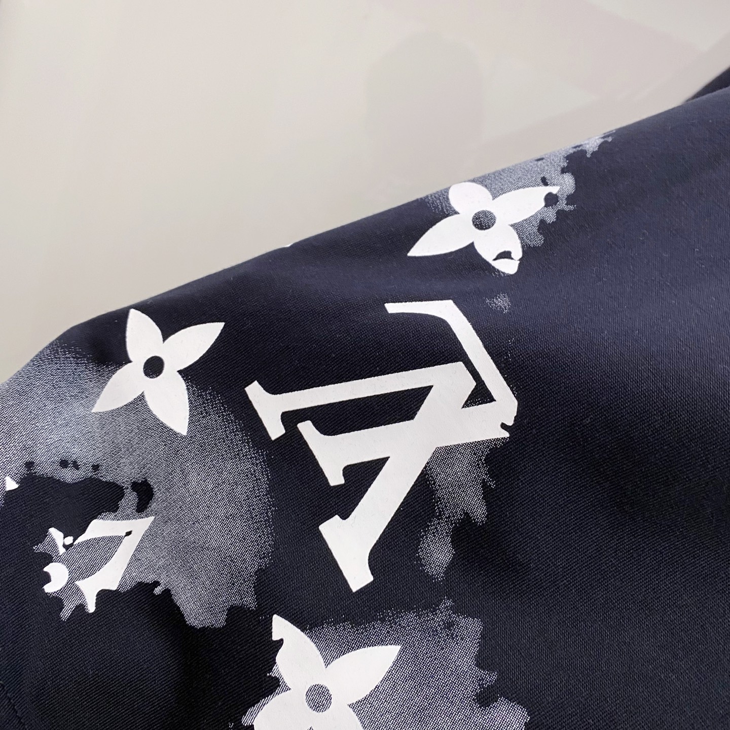 LV 2026ss 春夏新款首发专柜最新款短袖圆领T恤 高端订制 设计前卫时尚！品牌logo重工艺设计 