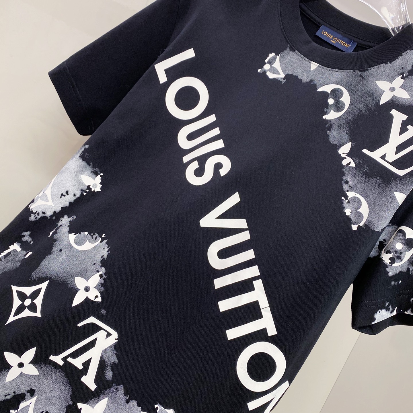 LV 2026ss 春夏新款首发专柜最新款短袖圆领T恤 高端订制 设计前卫时尚！品牌logo重工艺设计 