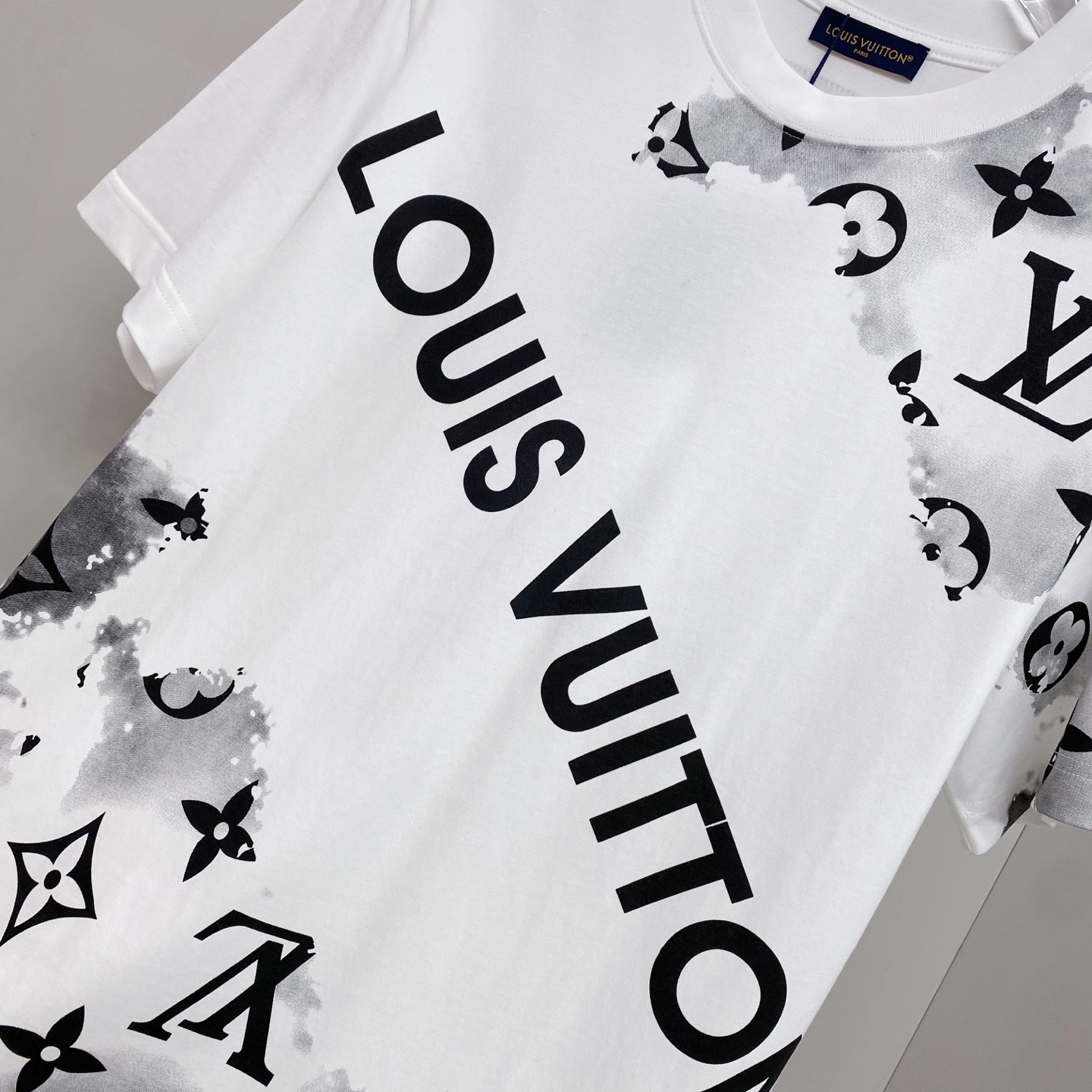 LV 2026ss 春夏新款首发专柜最新款短袖圆领T恤 高端订制 设计前卫时尚！品牌logo重工艺设计 