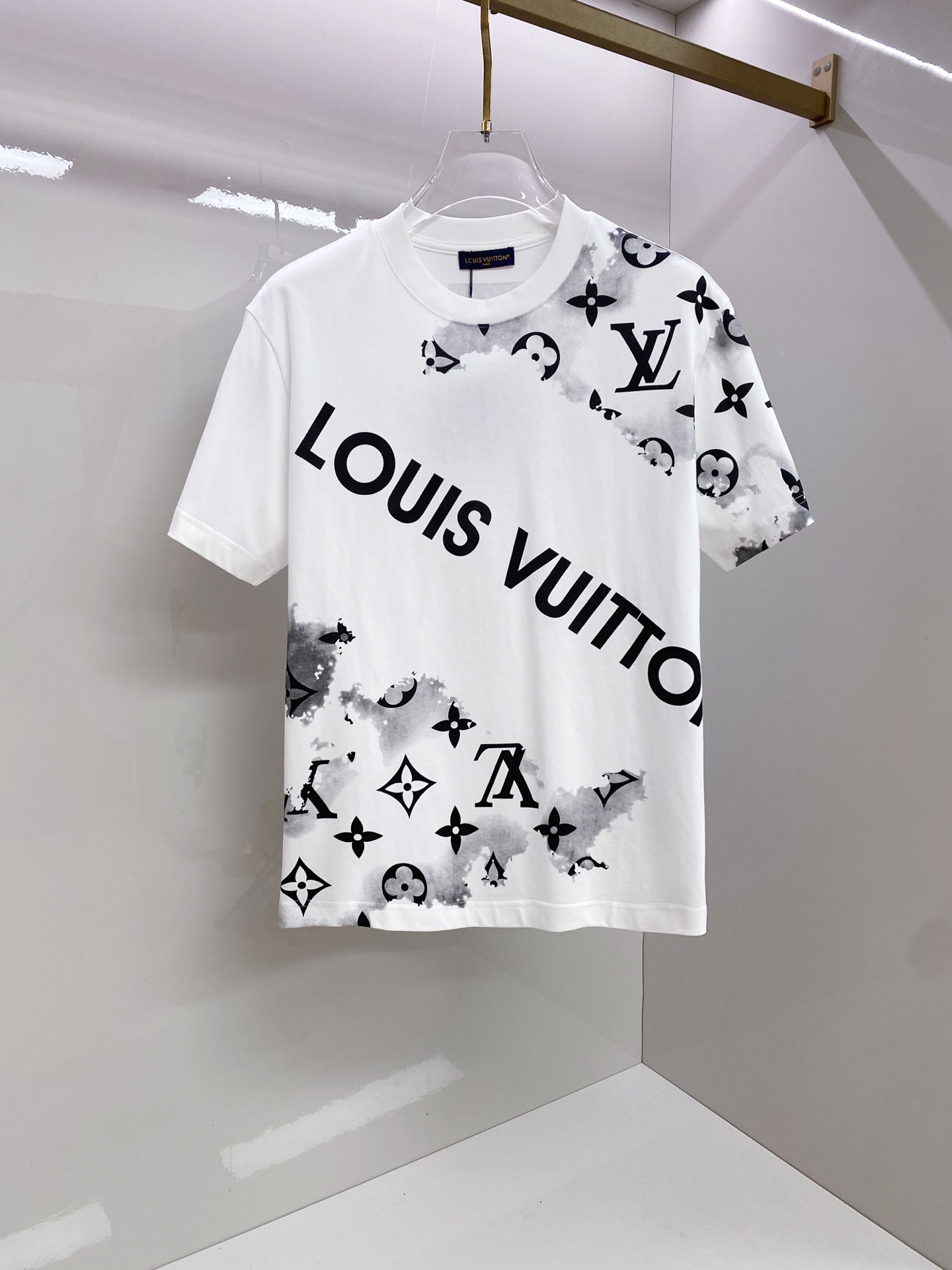 LV 2026ss 春夏新款首发专柜最新款短袖圆领T恤 高端订制 设计前卫时尚！品牌logo重工艺设计 