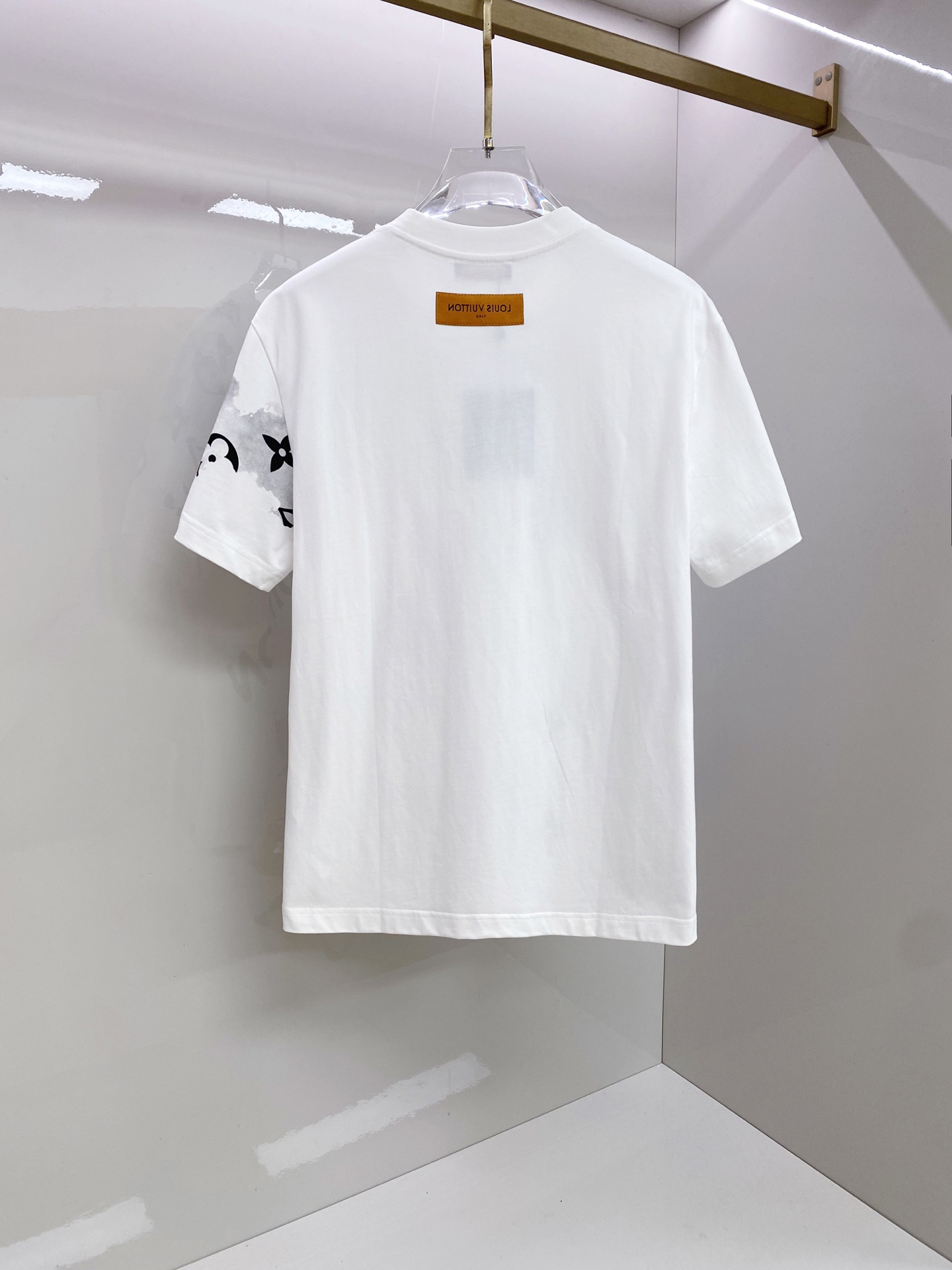 LV 2026ss 春夏新款首发专柜最新款短袖圆领T恤 高端订制 设计前卫时尚！品牌logo重工艺设计 