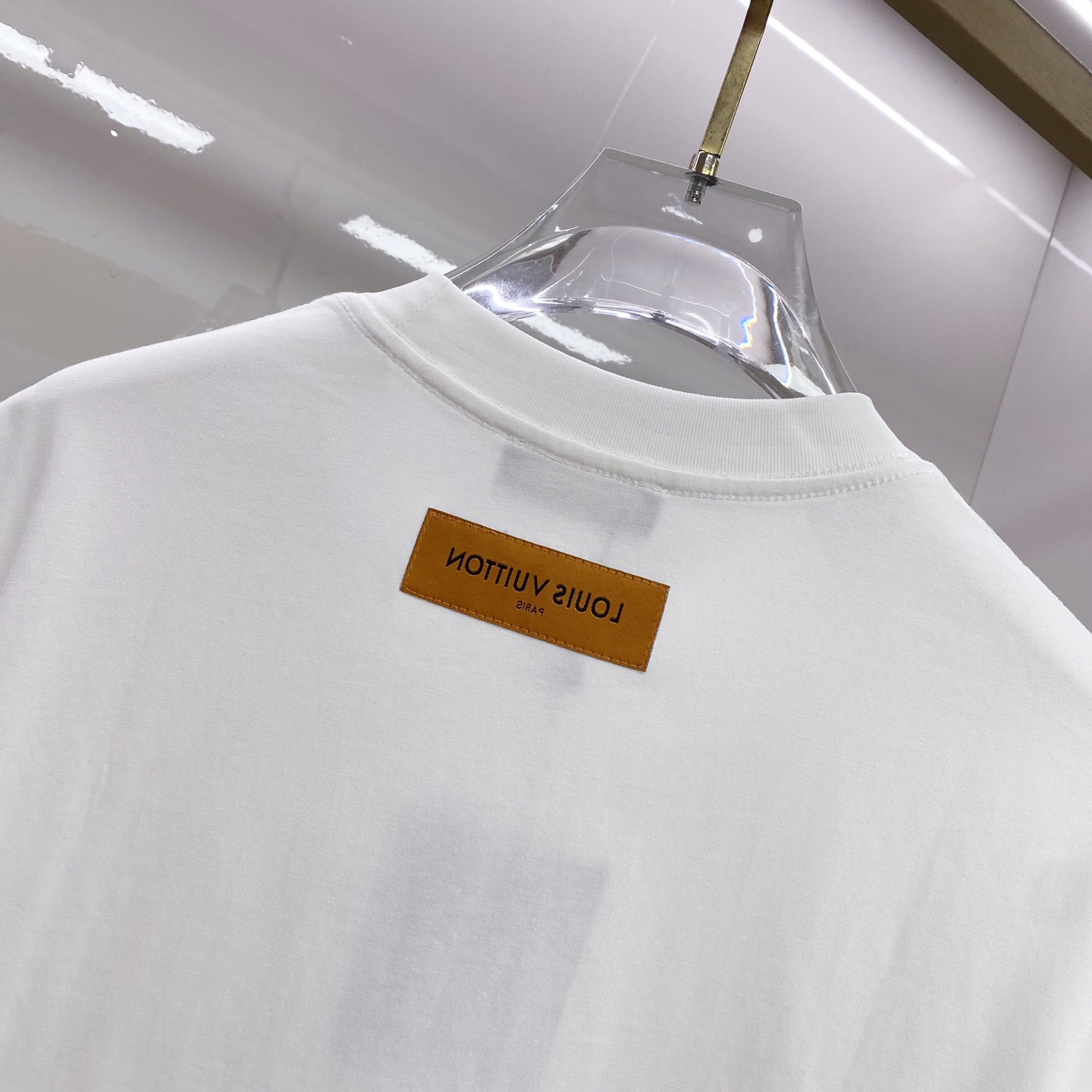 LV 2026ss 春夏新款首发专柜最新款短袖圆领T恤 高端订制 设计前卫时尚！品牌logo重工艺设计 