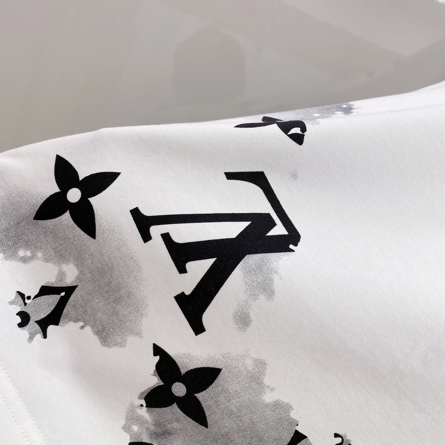 LV 2026ss 春夏新款首发专柜最新款短袖圆领T恤 高端订制 设计前卫时尚！品牌logo重工艺设计 