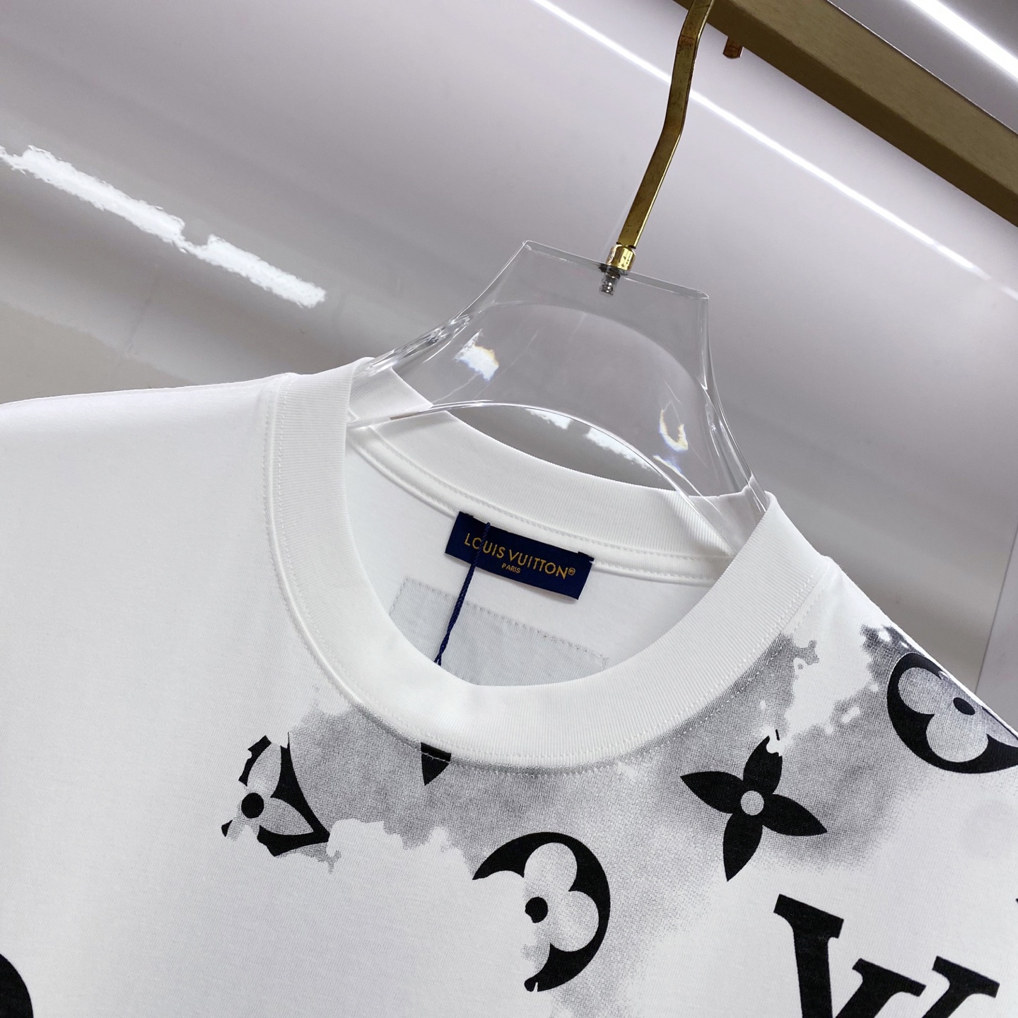 LV 2026ss 春夏新款首发专柜最新款短袖圆领T恤 高端订制 设计前卫时尚！品牌logo重工艺设计 
