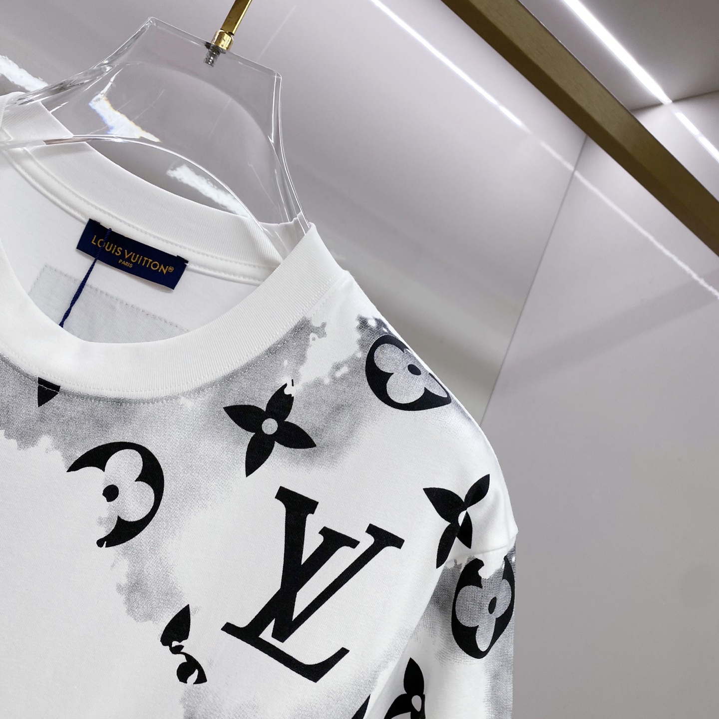 LV 2026ss 春夏新款首发专柜最新款短袖圆领T恤 高端订制 设计前卫时尚！品牌logo重工艺设计 