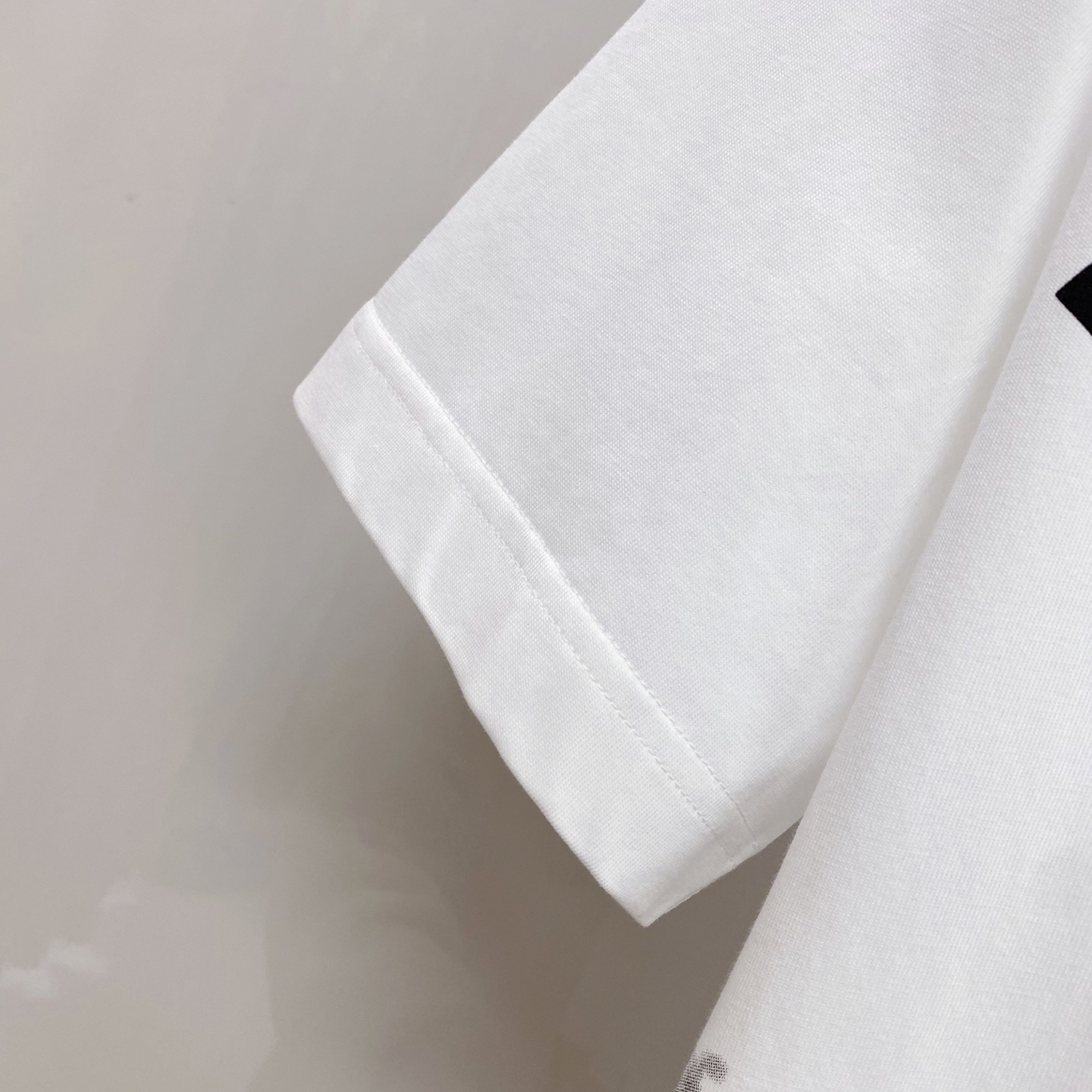 LV 2026ss 春夏新款首发专柜最新款短袖圆领T恤 高端订制 设计前卫时尚！品牌logo重工艺设计 