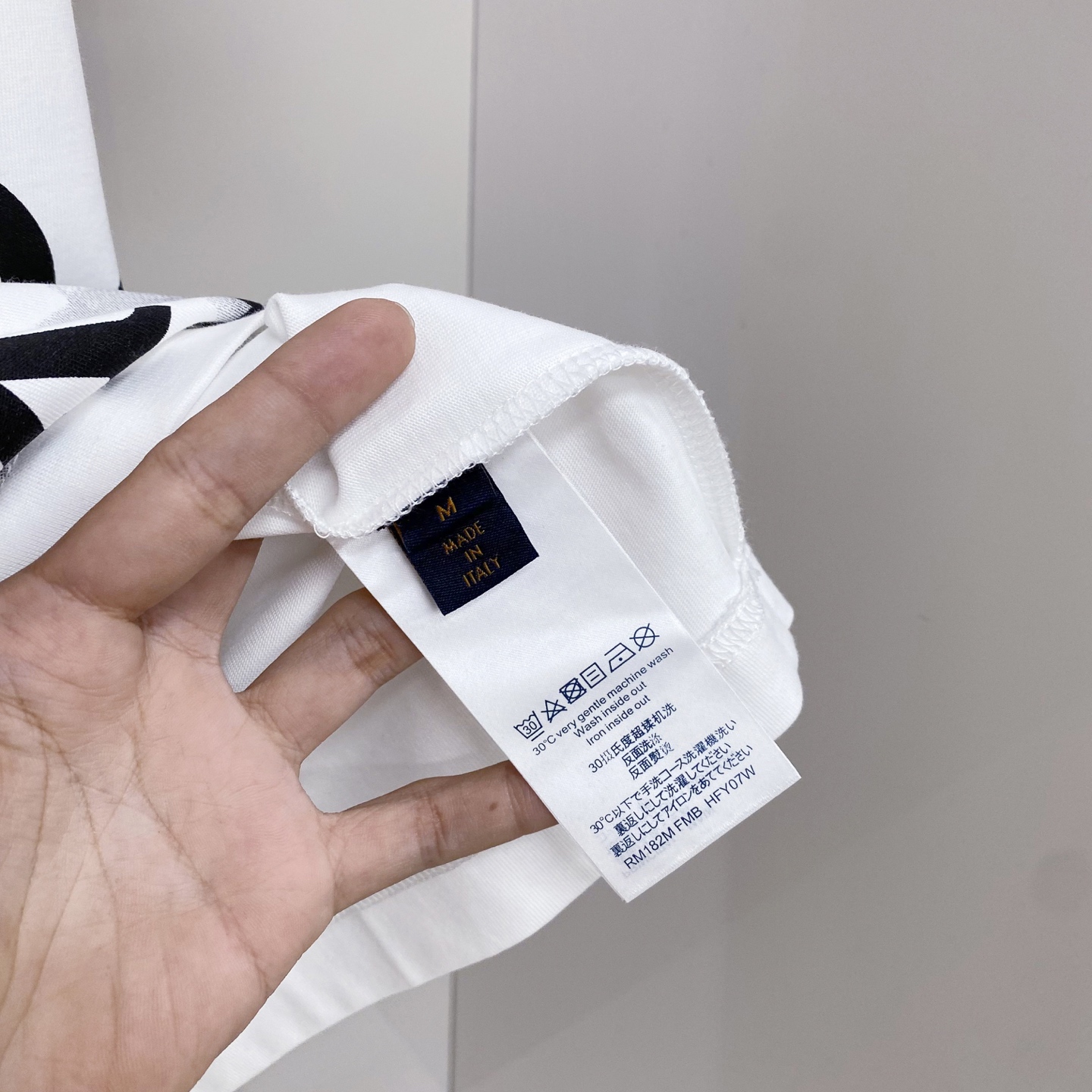 LV 2026ss 春夏新款首发专柜最新款短袖圆领T恤 高端订制 设计前卫时尚！品牌logo重工艺设计 