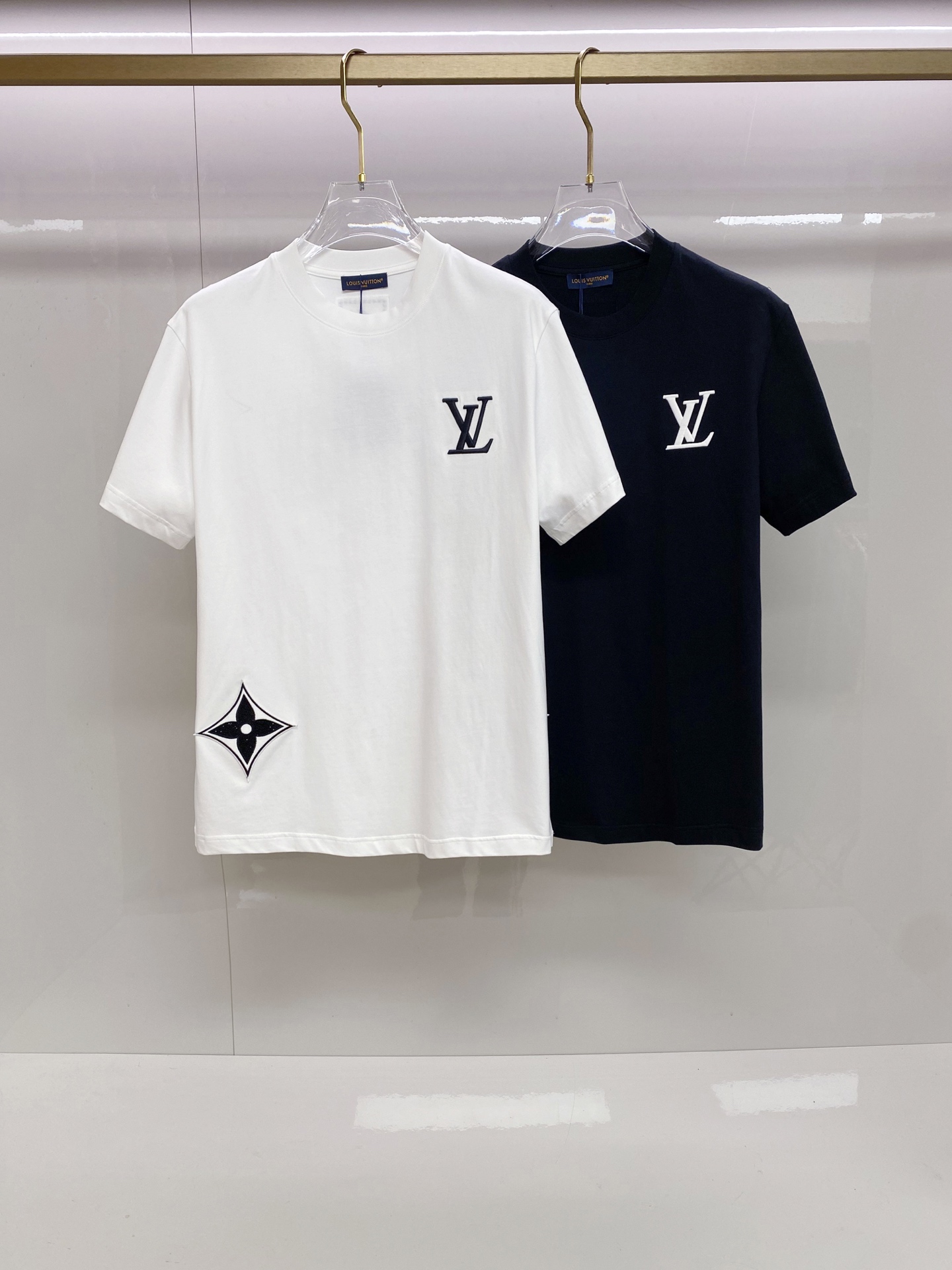 LV 2026ss 春夏新款首发专柜最新款短袖圆领T恤 高端订制 设计前卫时尚！品牌logo重工艺设计 