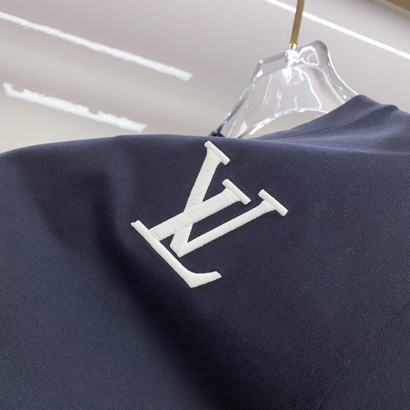 LV 2026ss 春夏新款首发专柜最新款短袖圆领T恤 高端订制 设计前卫时尚！品牌logo重工艺设计 