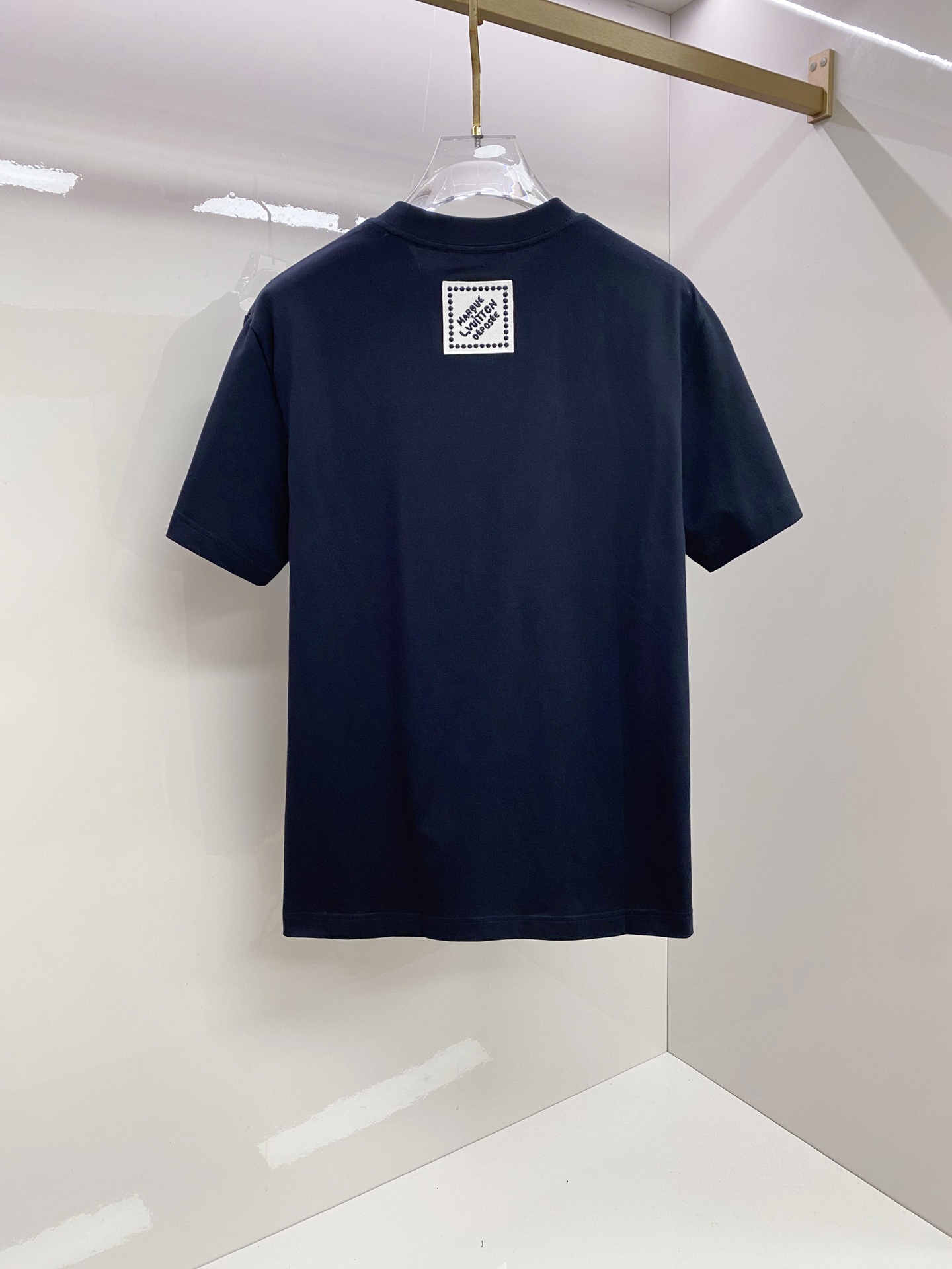 LV 2026ss 春夏新款首发专柜最新款短袖圆领T恤 高端订制 设计前卫时尚！品牌logo重工艺设计 