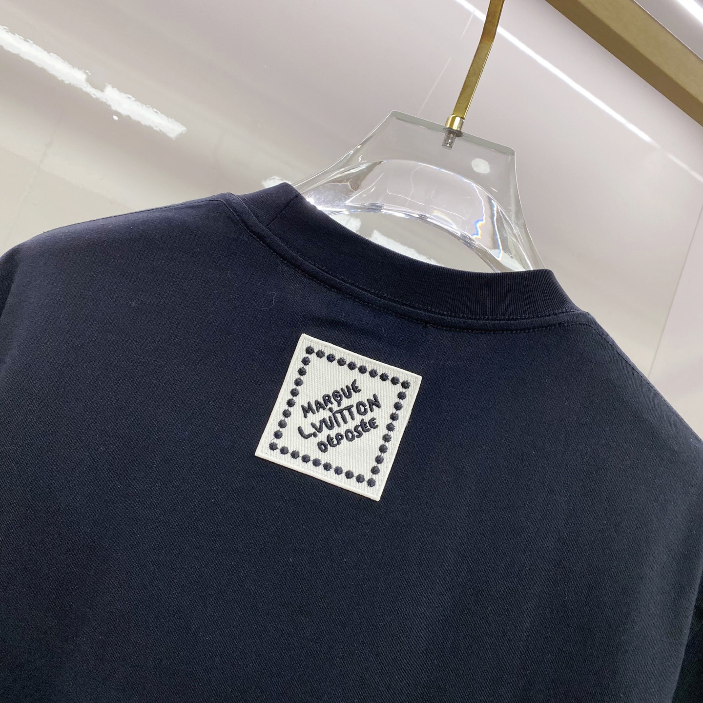 LV 2026ss 春夏新款首发专柜最新款短袖圆领T恤 高端订制 设计前卫时尚！品牌logo重工艺设计 