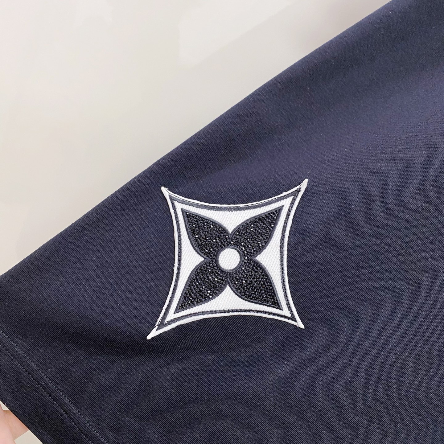 LV 2026ss 春夏新款首发专柜最新款短袖圆领T恤 高端订制 设计前卫时尚！品牌logo重工艺设计 