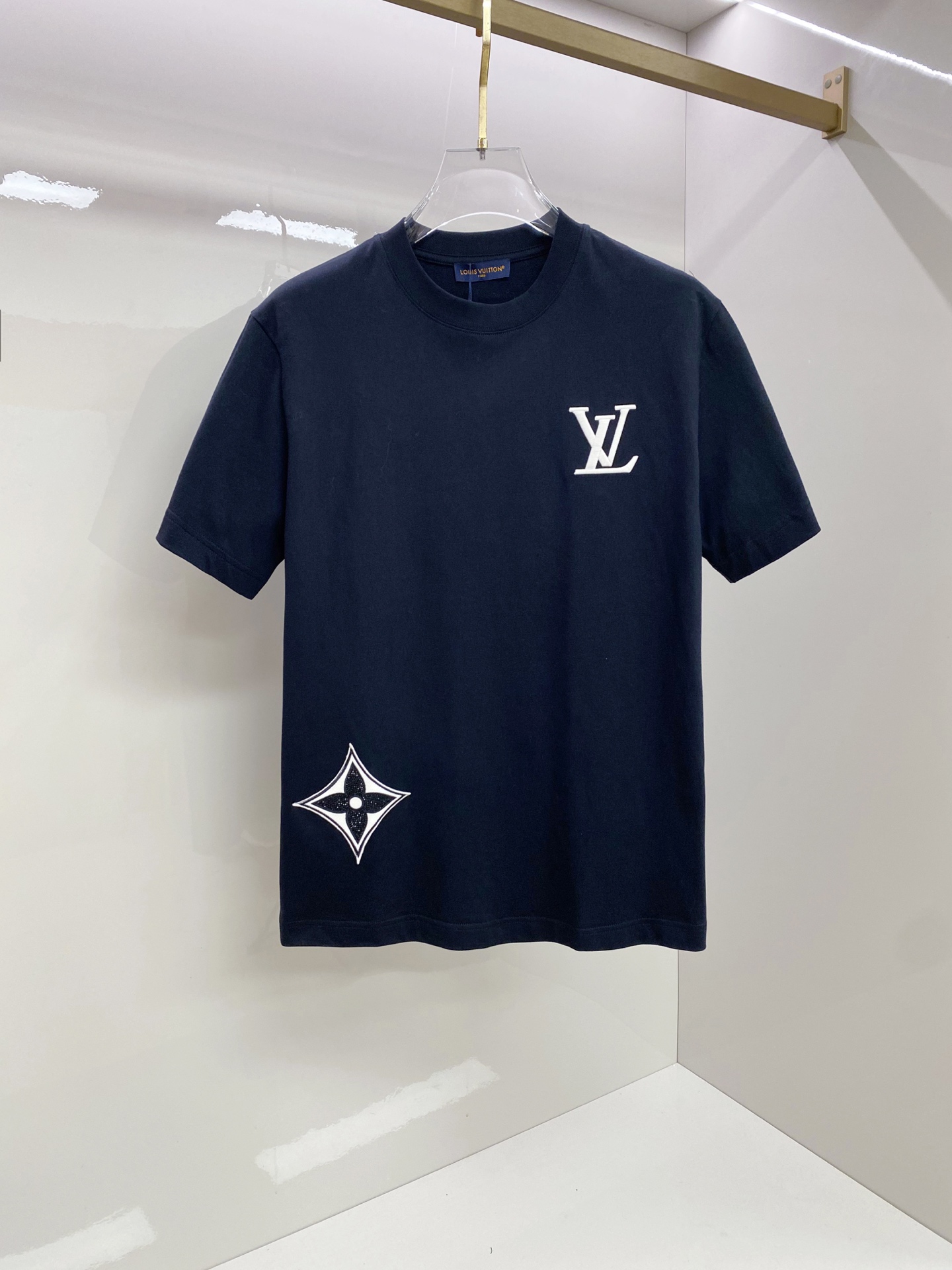 LV 2026ss 春夏新款首发专柜最新款短袖圆领T恤 高端订制 设计前卫时尚！品牌logo重工艺设计 