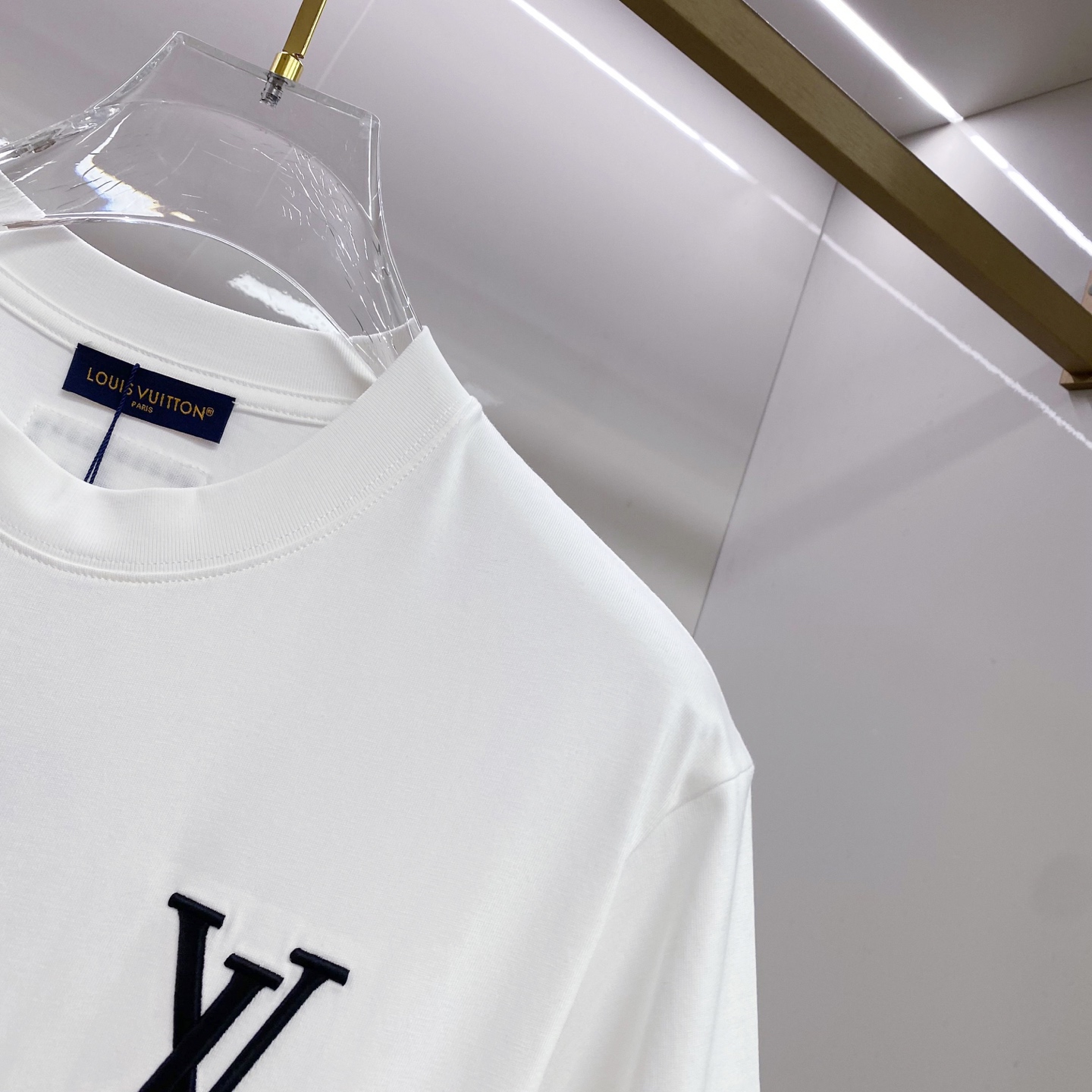 LV 2026ss 春夏新款首发专柜最新款短袖圆领T恤 高端订制 设计前卫时尚！品牌logo重工艺设计 