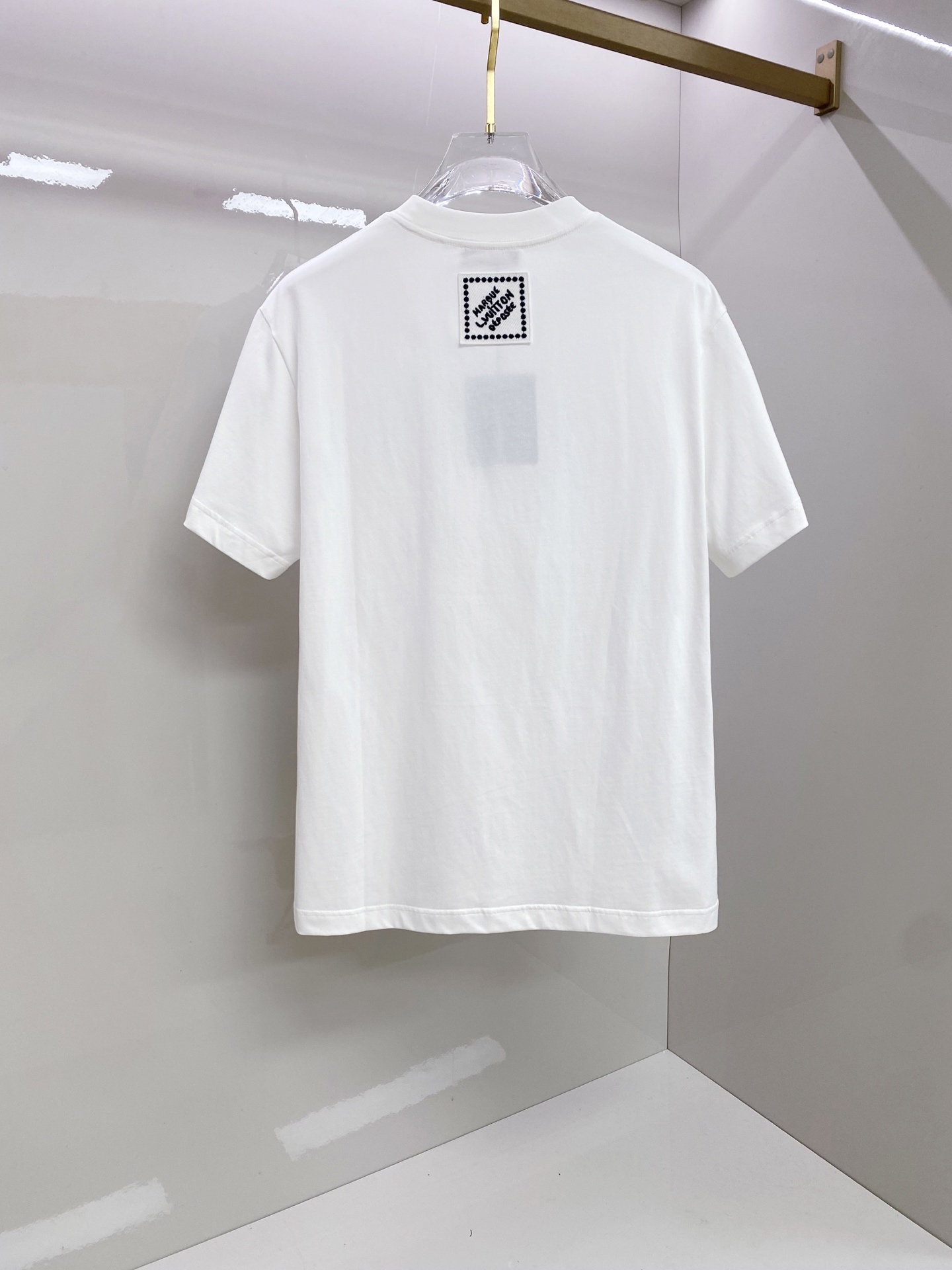 LV 2026ss 春夏新款首发专柜最新款短袖圆领T恤 高端订制 设计前卫时尚！品牌logo重工艺设计 