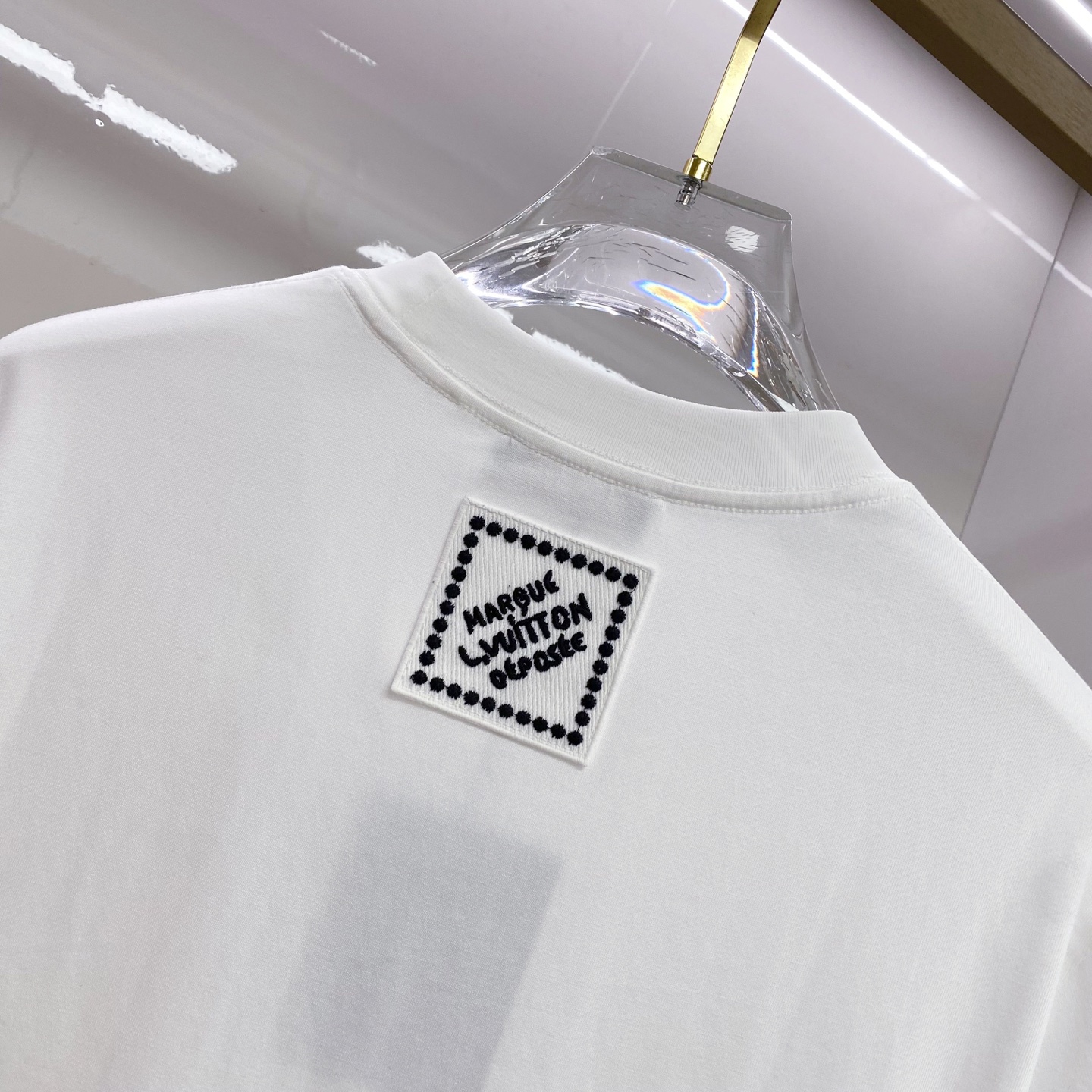 LV 2026ss 春夏新款首发专柜最新款短袖圆领T恤 高端订制 设计前卫时尚！品牌logo重工艺设计 