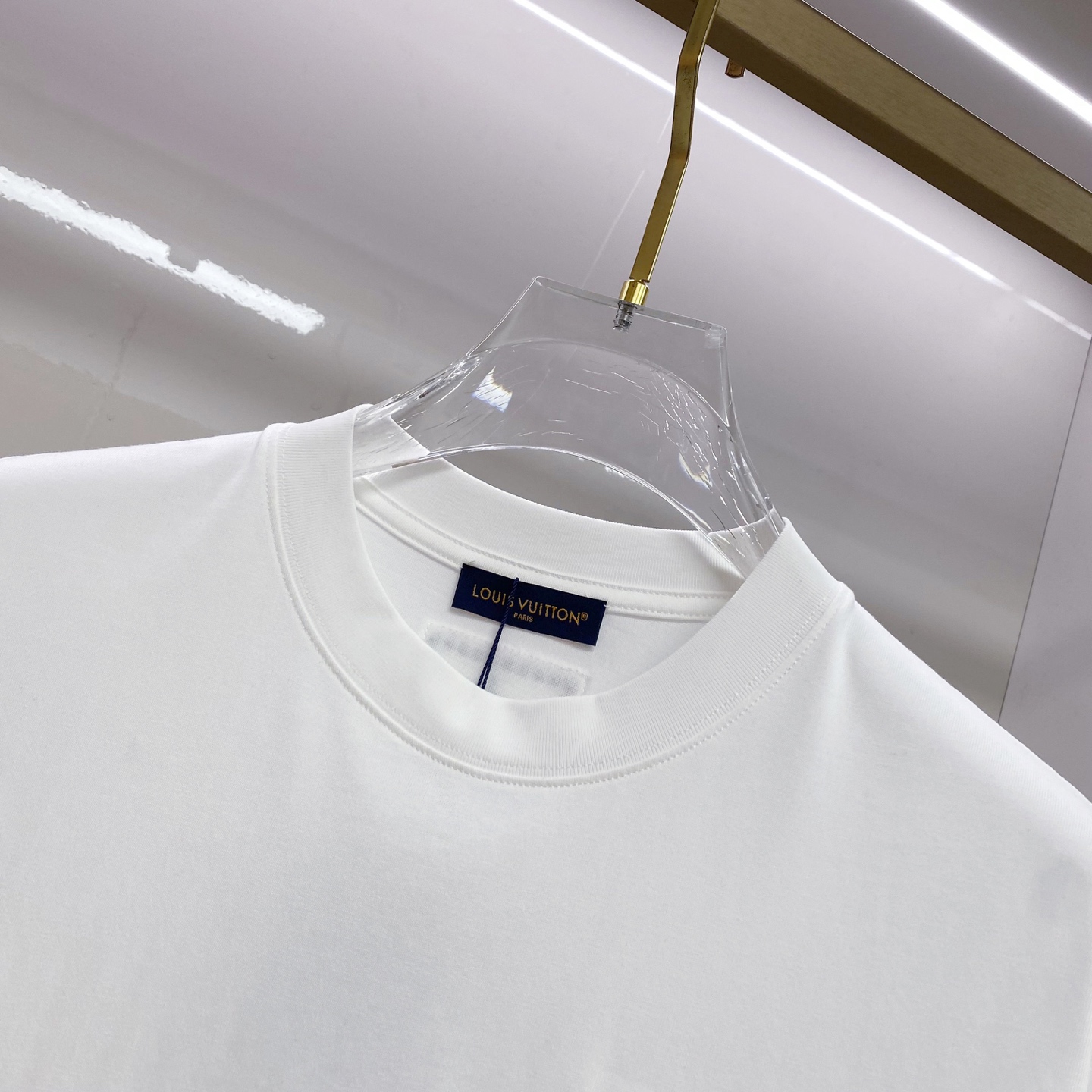 LV 2026ss 春夏新款首发专柜最新款短袖圆领T恤 高端订制 设计前卫时尚！品牌logo重工艺设计 