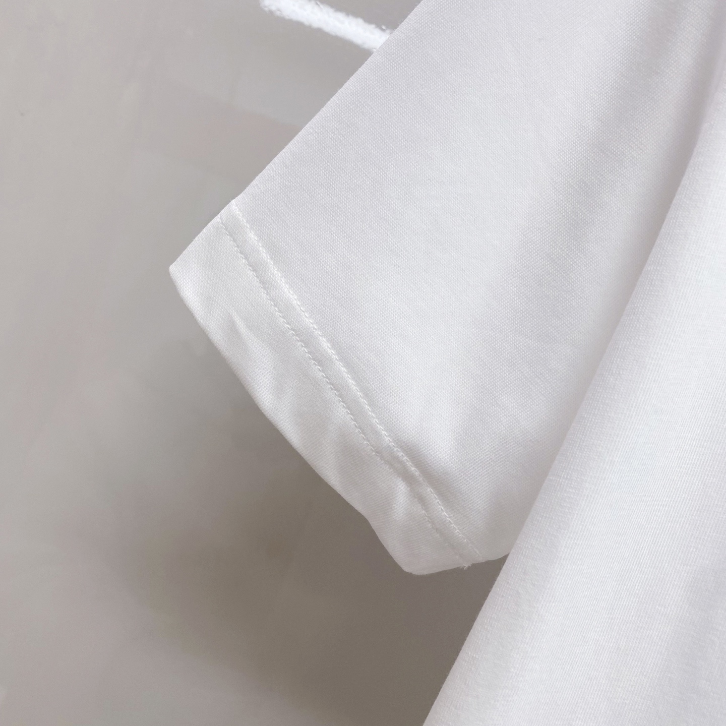 LV 2026ss 春夏新款首发专柜最新款短袖圆领T恤 高端订制 设计前卫时尚！品牌logo重工艺设计 