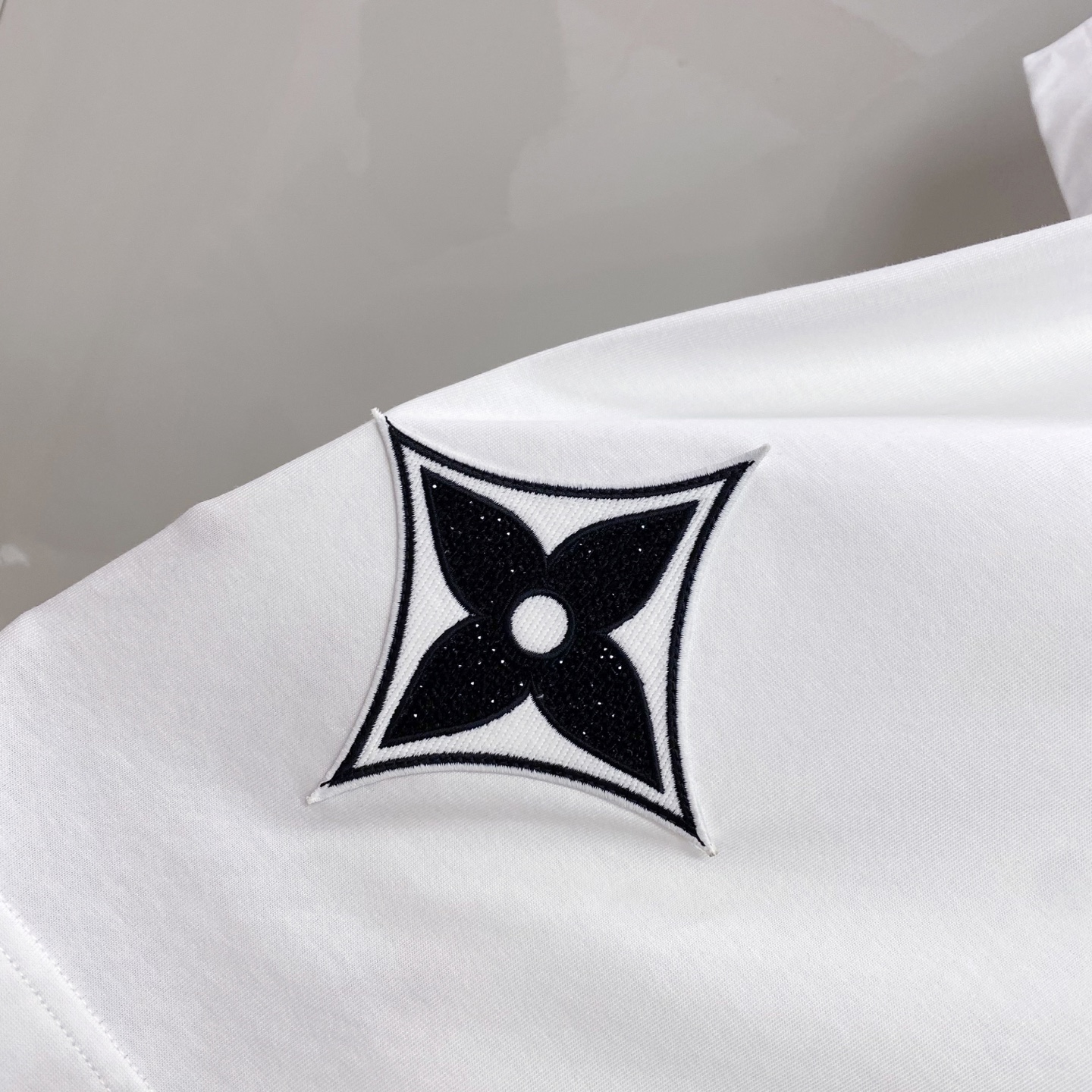 LV 2026ss 春夏新款首发专柜最新款短袖圆领T恤 高端订制 设计前卫时尚！品牌logo重工艺设计 