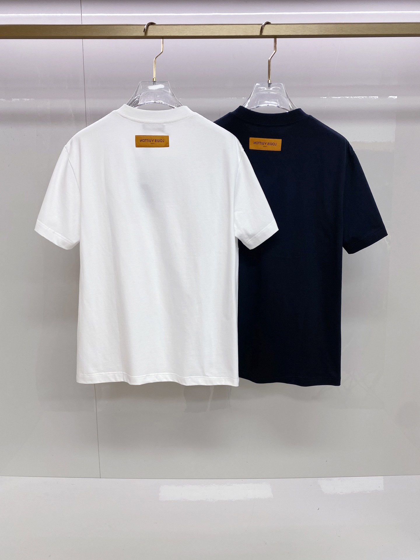 LV 2026ss 春夏新款首发专柜最新款短袖圆领T恤 高端订制 设计前卫时尚！品牌logo重工艺设计 