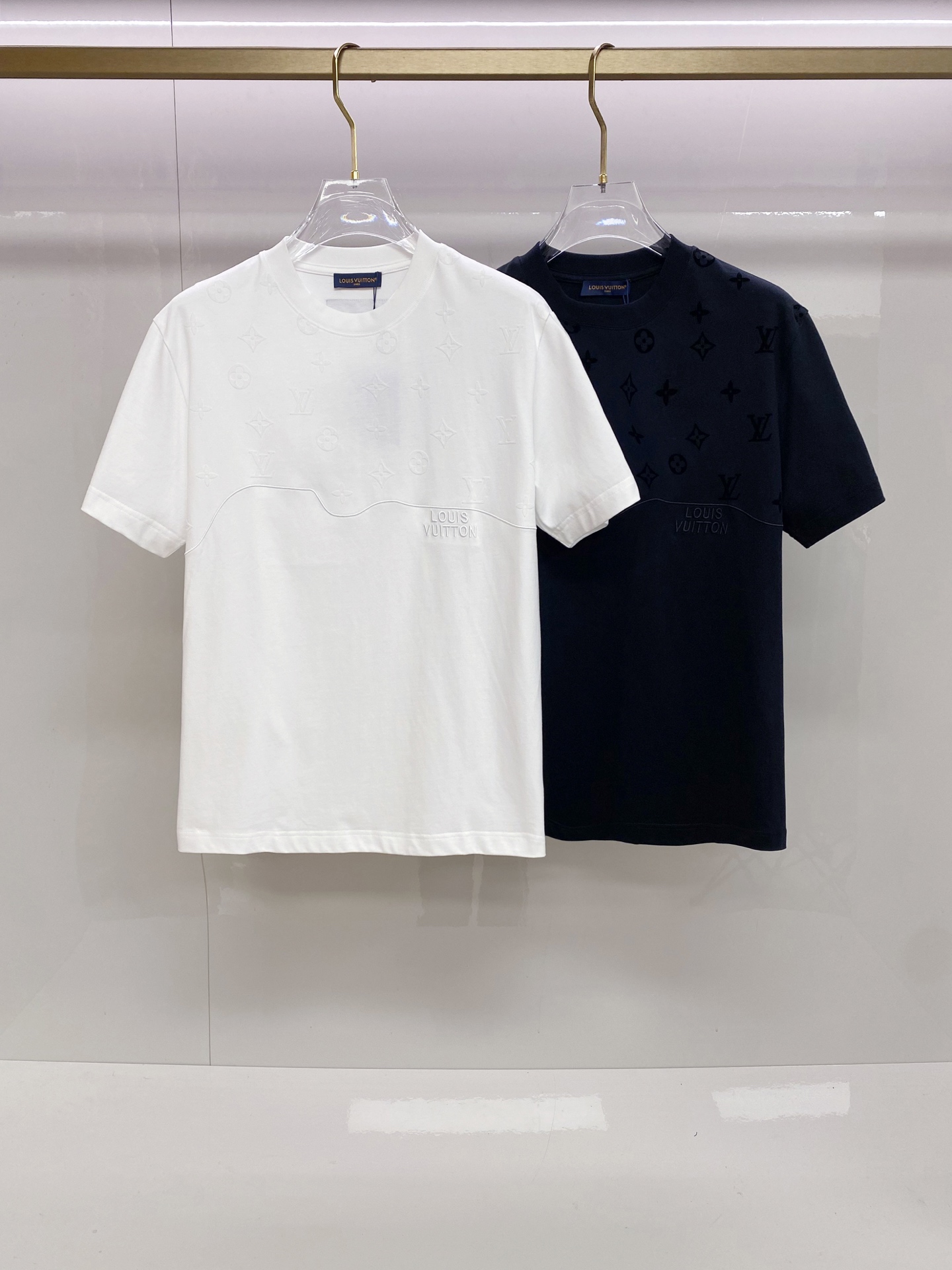 LV 2026ss 春夏新款首发专柜最新款短袖圆领T恤 高端订制 设计前卫时尚！品牌logo重工艺设计 