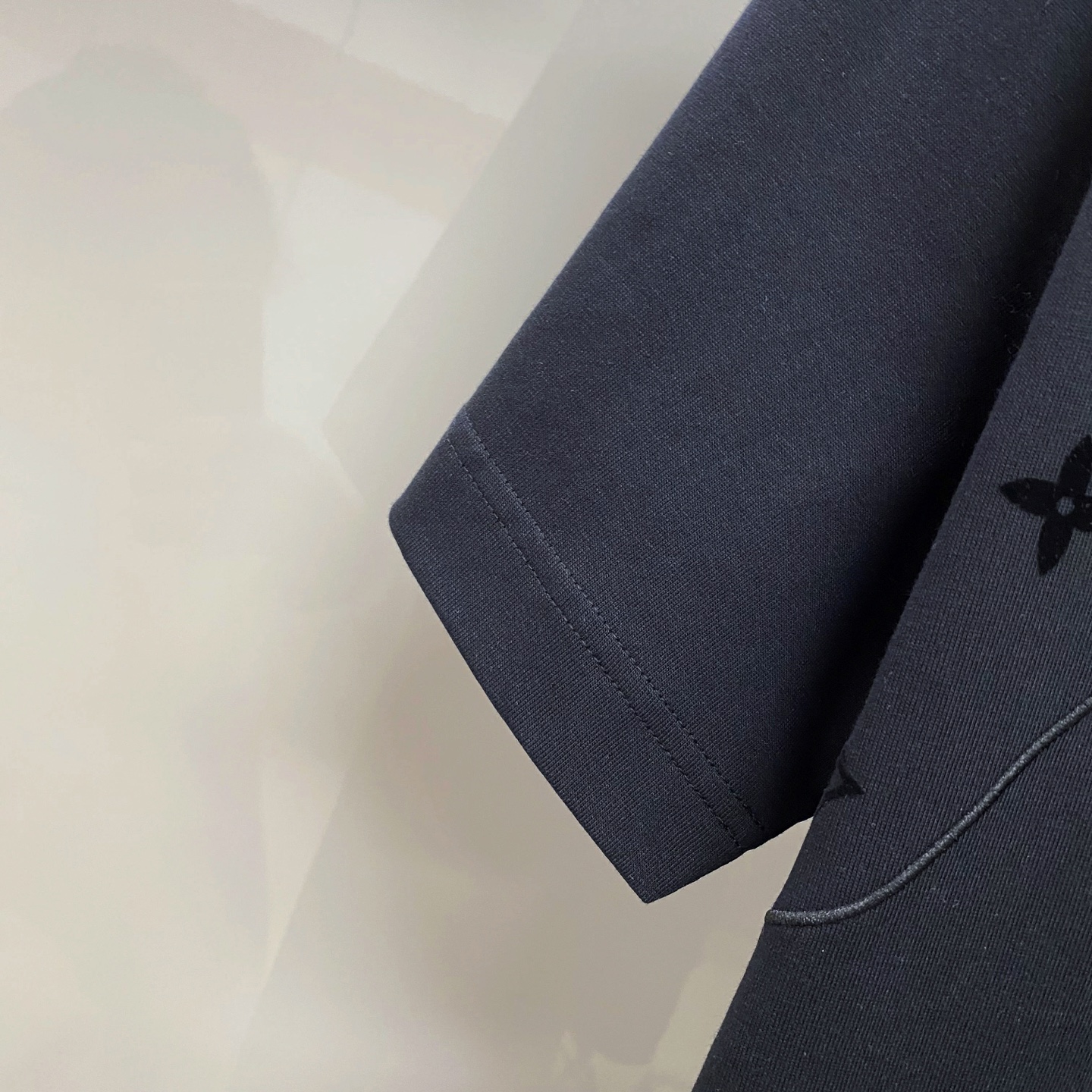 LV 2026ss 春夏新款首发专柜最新款短袖圆领T恤 高端订制 设计前卫时尚！品牌logo重工艺设计 