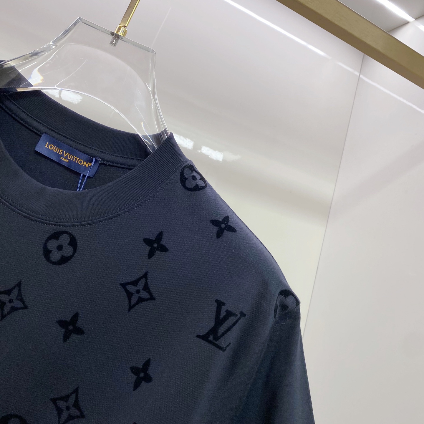 LV 2026ss 春夏新款首发专柜最新款短袖圆领T恤 高端订制 设计前卫时尚！品牌logo重工艺设计 