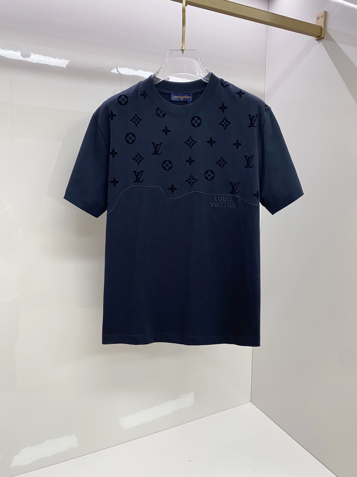 LV 2026ss 春夏新款首发专柜最新款短袖圆领T恤 高端订制 设计前卫时尚！品牌logo重工艺设计 
