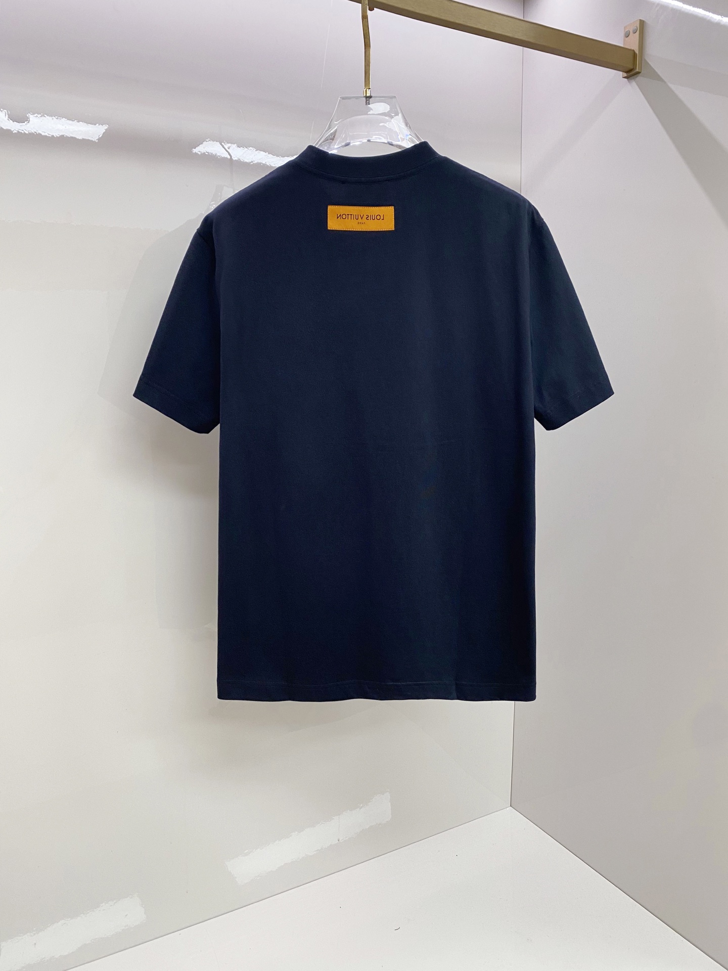 LV 2026ss 春夏新款首发专柜最新款短袖圆领T恤 高端订制 设计前卫时尚！品牌logo重工艺设计 