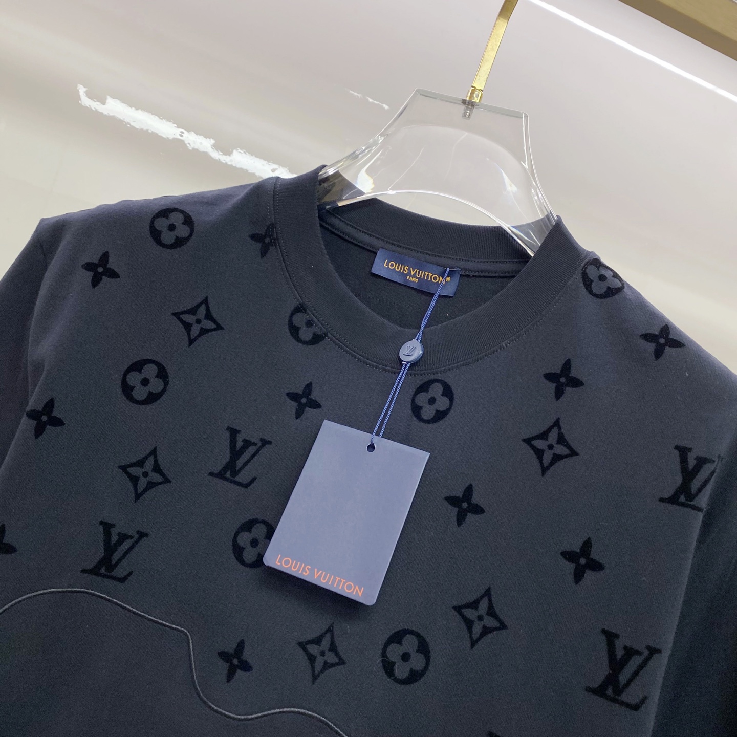 LV 2026ss 春夏新款首发专柜最新款短袖圆领T恤 高端订制 设计前卫时尚！品牌logo重工艺设计 