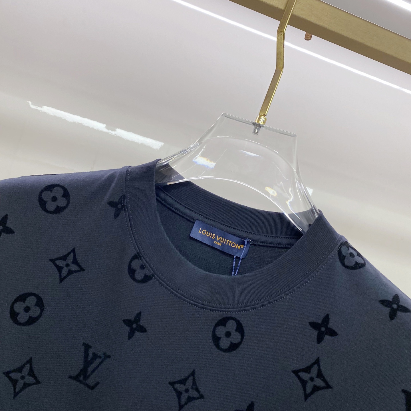 LV 2026ss 春夏新款首发专柜最新款短袖圆领T恤 高端订制 设计前卫时尚！品牌logo重工艺设计 