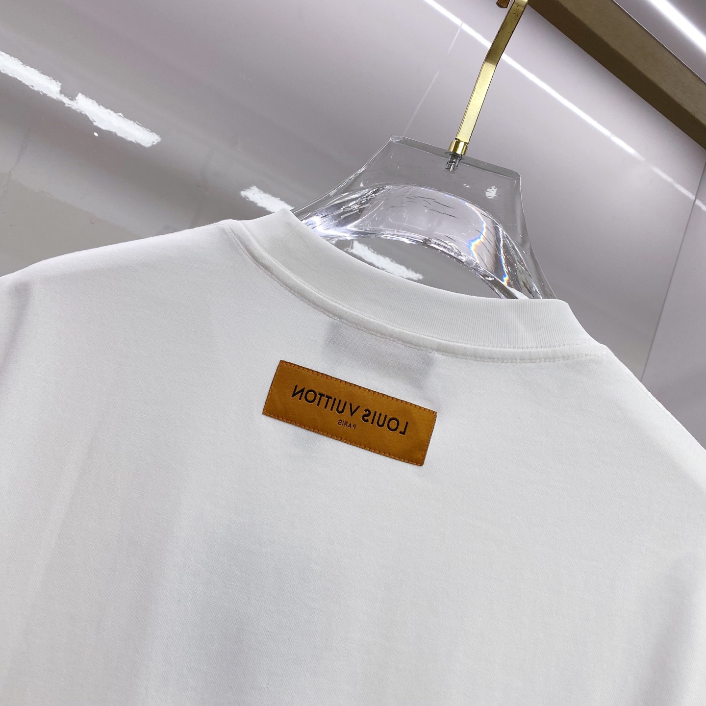 LV 2026ss 春夏新款首发专柜最新款短袖圆领T恤 高端订制 设计前卫时尚！品牌logo重工艺设计 