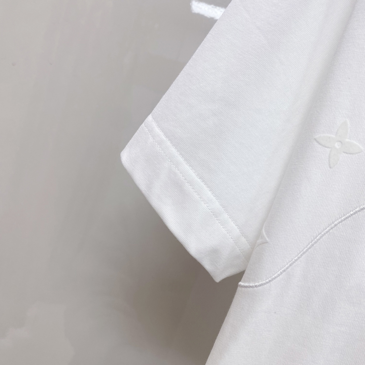 LV 2026ss 春夏新款首发专柜最新款短袖圆领T恤 高端订制 设计前卫时尚！品牌logo重工艺设计 