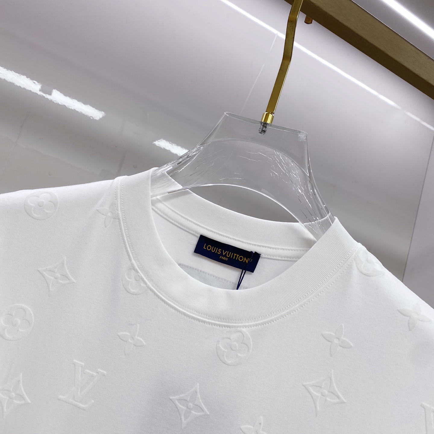 LV 2026ss 春夏新款首发专柜最新款短袖圆领T恤 高端订制 设计前卫时尚！品牌logo重工艺设计 