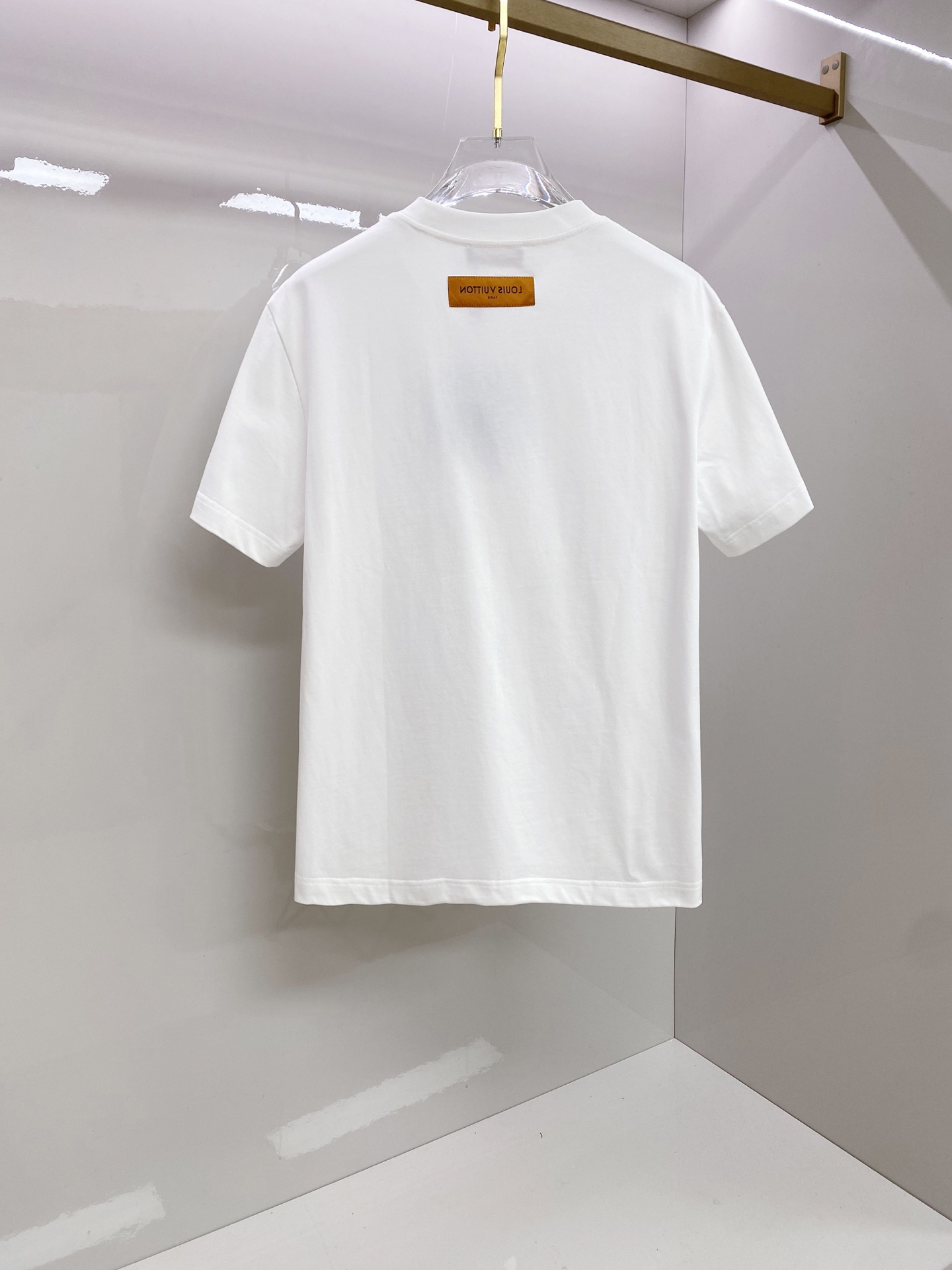 LV 2026ss 春夏新款首发专柜最新款短袖圆领T恤 高端订制 设计前卫时尚！品牌logo重工艺设计 