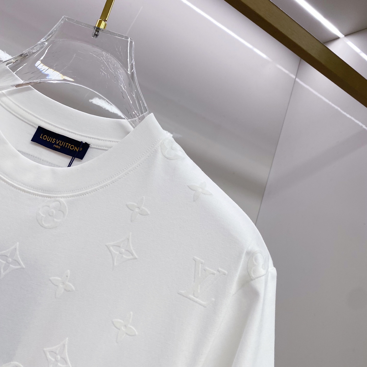 LV 2026ss 春夏新款首发专柜最新款短袖圆领T恤 高端订制 设计前卫时尚！品牌logo重工艺设计 