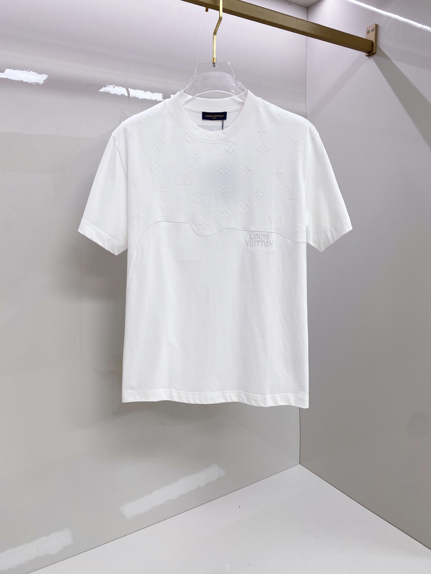 LV 2026ss 春夏新款首发专柜最新款短袖圆领T恤 高端订制 设计前卫时尚！品牌logo重工艺设计 