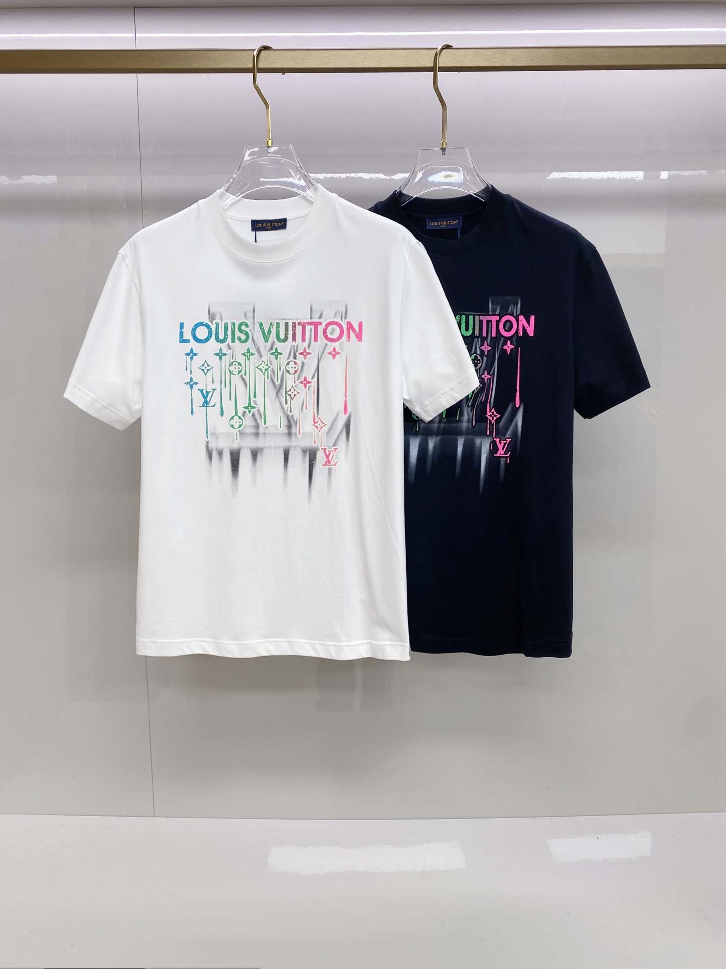 LV 2026ss 春夏新款首发专柜最新款短袖圆领T恤 高端订制 设计前卫时尚！品牌logo重工艺设计 