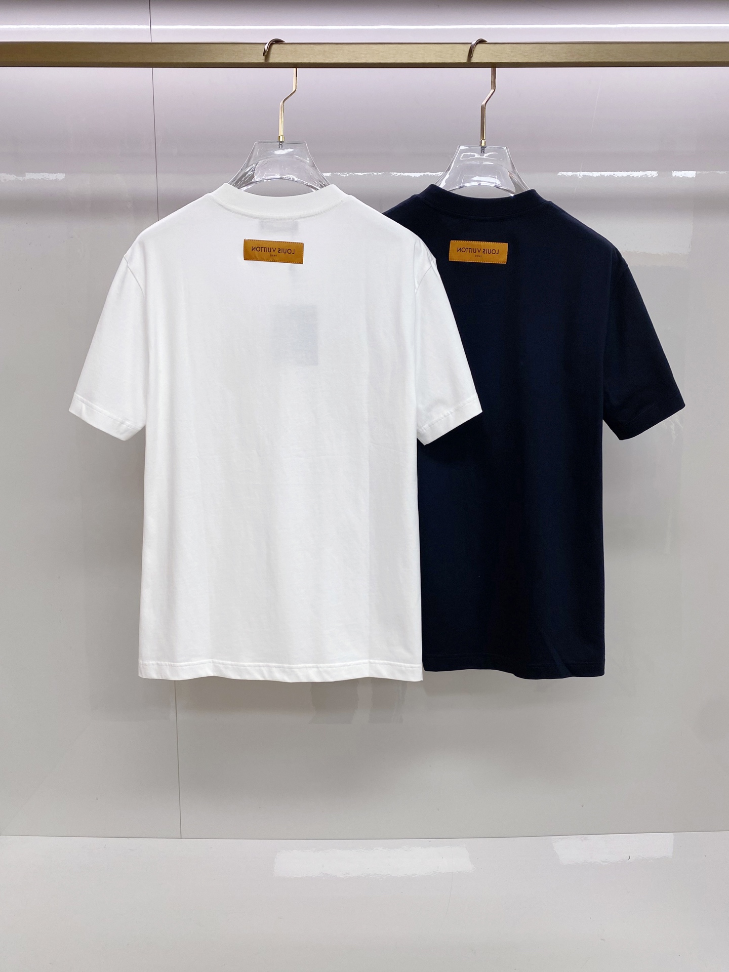 LV 2026ss 春夏新款首发专柜最新款短袖圆领T恤 高端订制 设计前卫时尚！品牌logo重工艺设计 