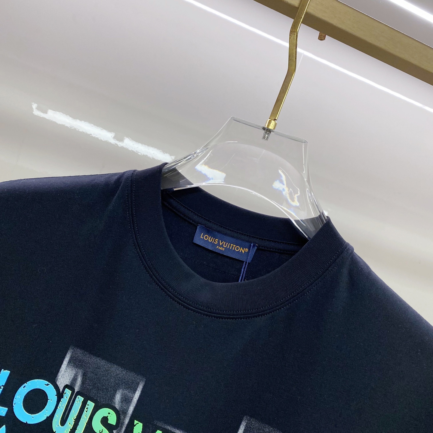 LV 2026ss 春夏新款首发专柜最新款短袖圆领T恤 高端订制 设计前卫时尚！品牌logo重工艺设计 