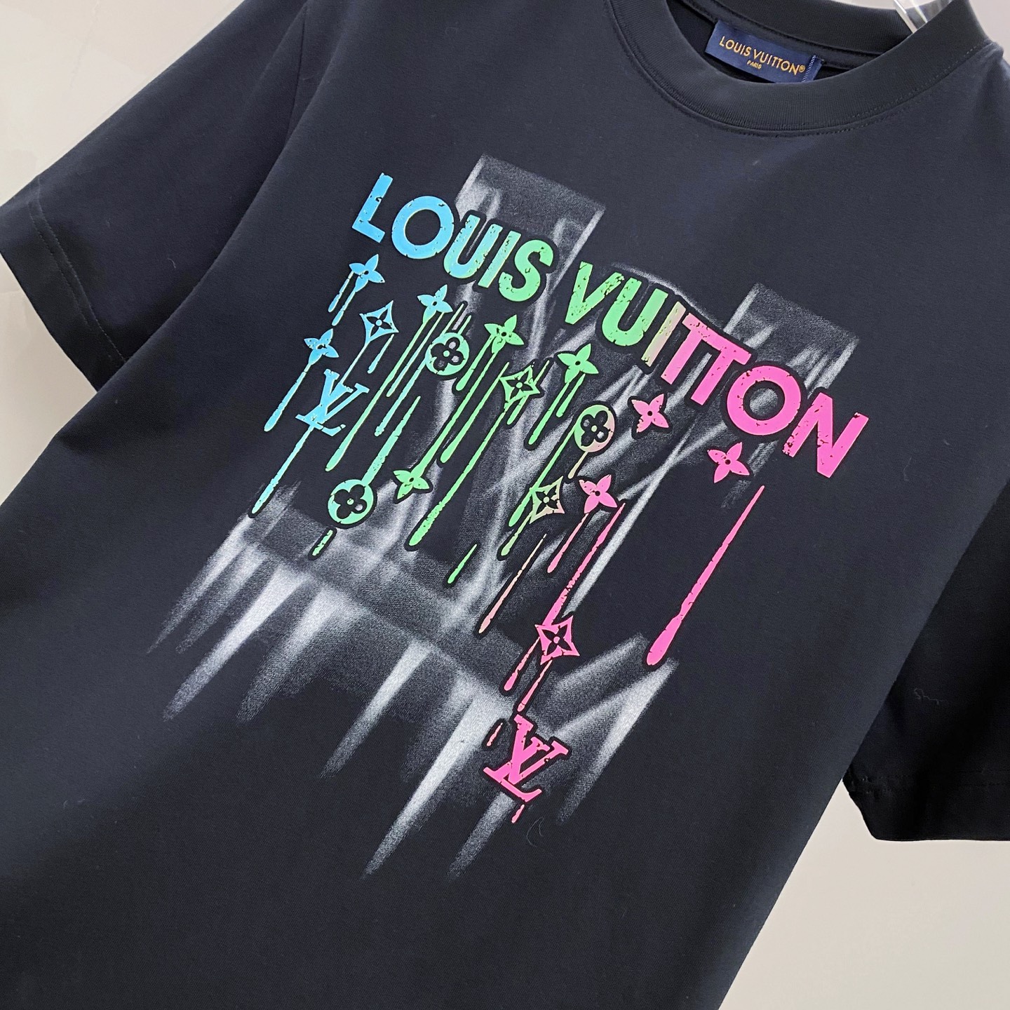 LV 2026ss 春夏新款首发专柜最新款短袖圆领T恤 高端订制 设计前卫时尚！品牌logo重工艺设计 