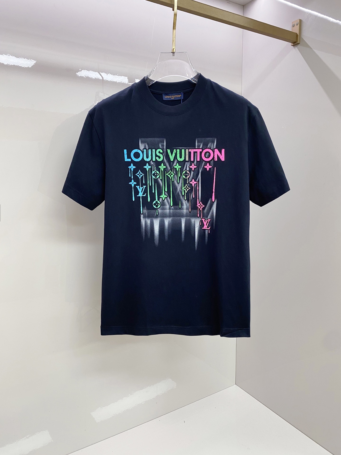 LV 2026ss 春夏新款首发专柜最新款短袖圆领T恤 高端订制 设计前卫时尚！品牌logo重工艺设计 