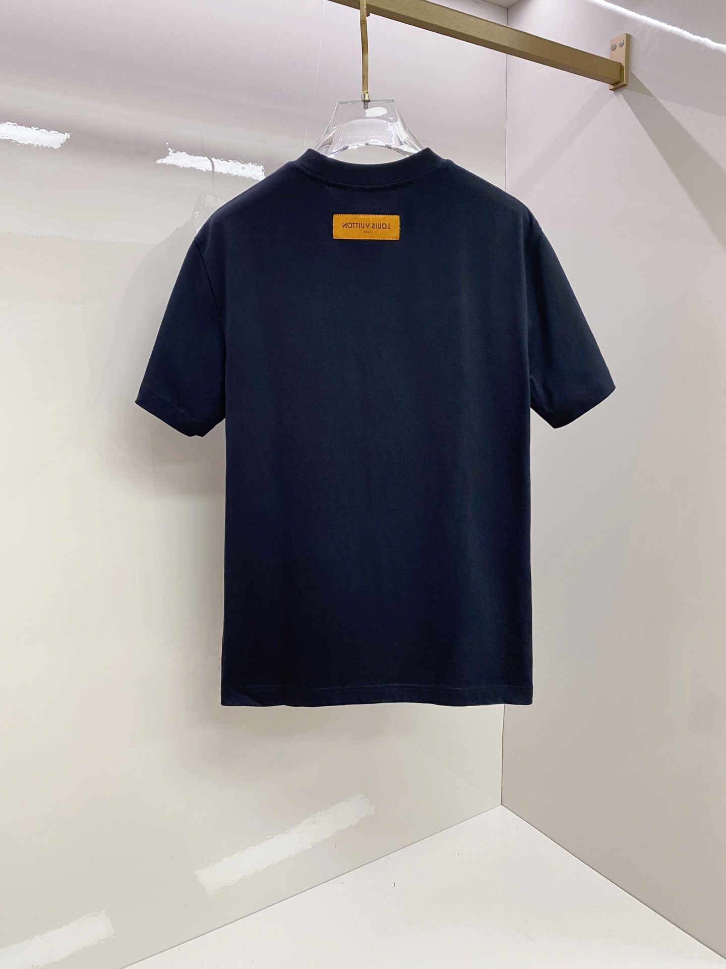 LV 2026ss 春夏新款首发专柜最新款短袖圆领T恤 高端订制 设计前卫时尚！品牌logo重工艺设计 