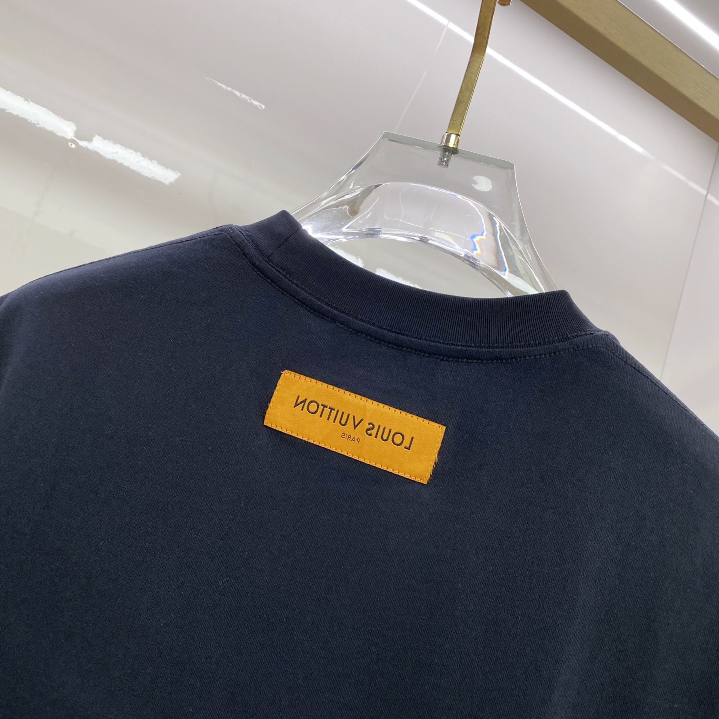 LV 2026ss 春夏新款首发专柜最新款短袖圆领T恤 高端订制 设计前卫时尚！品牌logo重工艺设计 