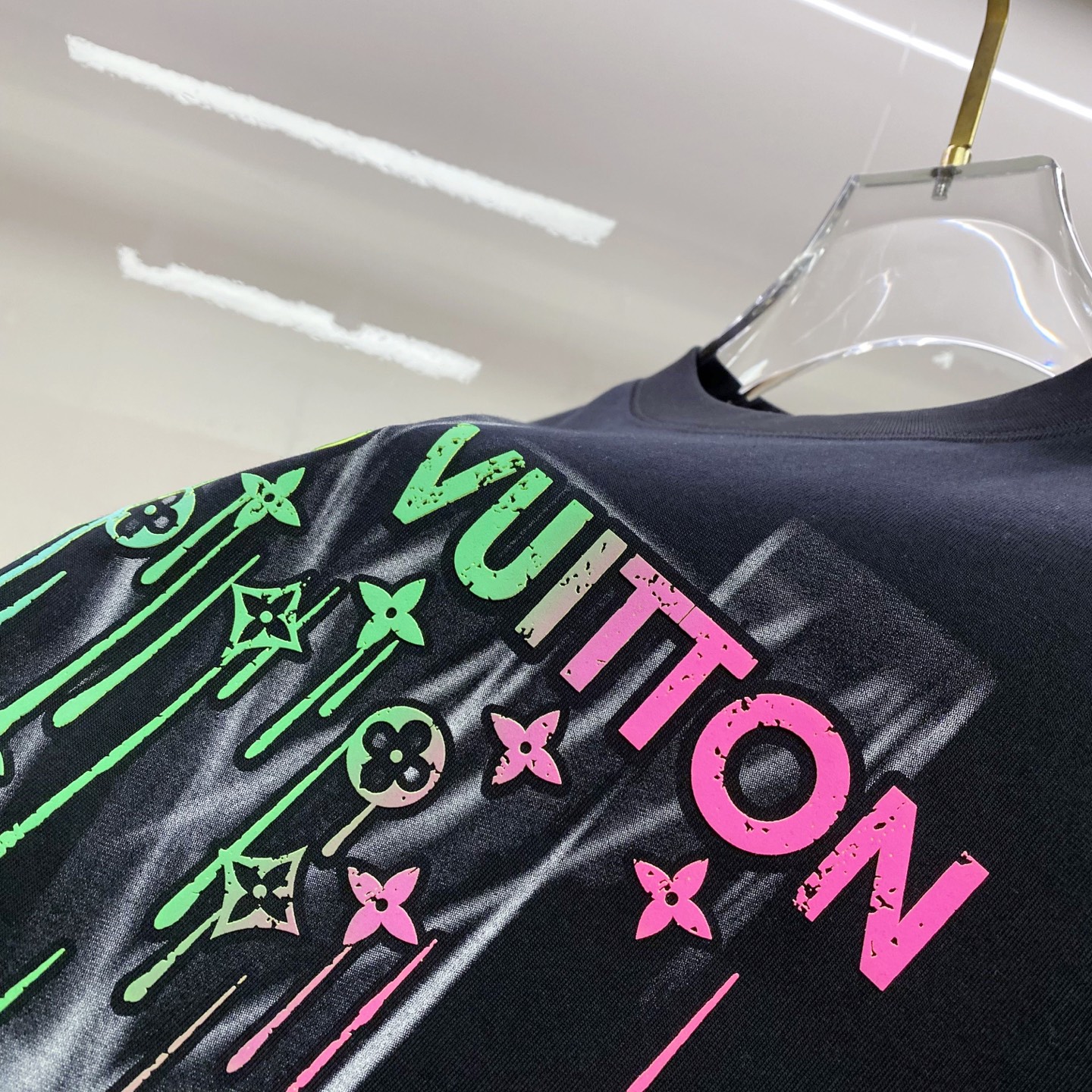 LV 2026ss 春夏新款首发专柜最新款短袖圆领T恤 高端订制 设计前卫时尚！品牌logo重工艺设计 