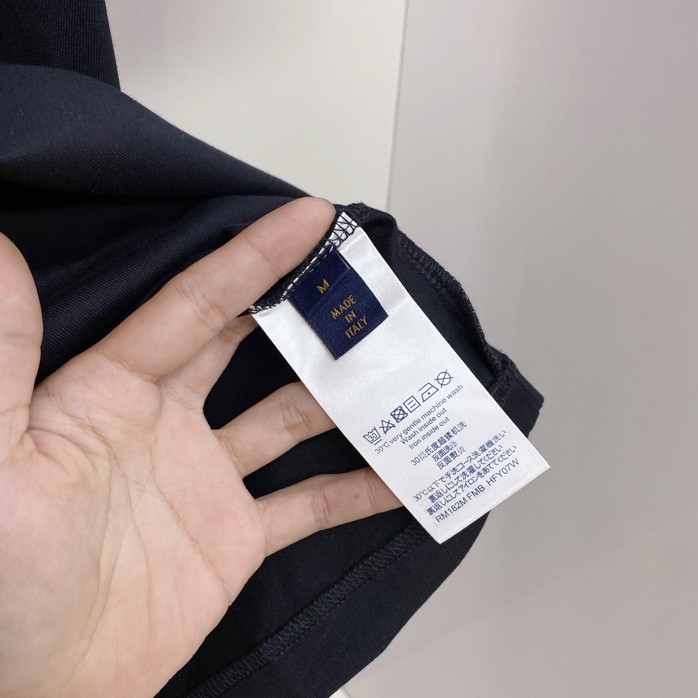 LV 2026ss 春夏新款首发专柜最新款短袖圆领T恤 高端订制 设计前卫时尚！品牌logo重工艺设计 